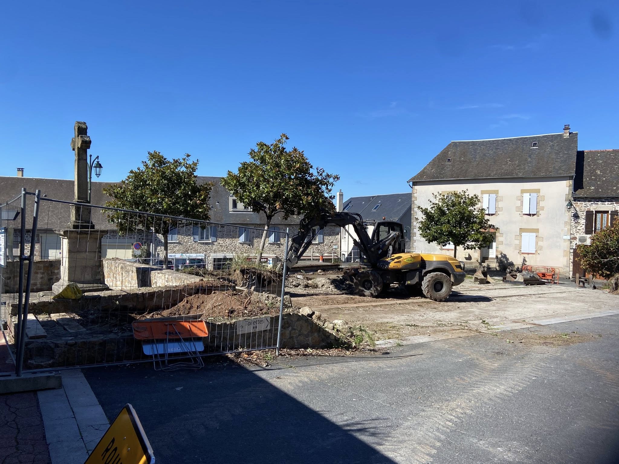 Les travaux de réaménagement de la place Chaumeil ont débuté . Les végétaux ont été préservés récupères et replantés à l’instar des magnolias sitôt arrachés sitôt replantés par l’équipe technique, 3 à la piscine 🏊🏼 et 1 aux abords du stade ! Tous les arbustes, rosiers, buis, spirées sont récupérés et seront replantés dans les espaces verts de la commune.