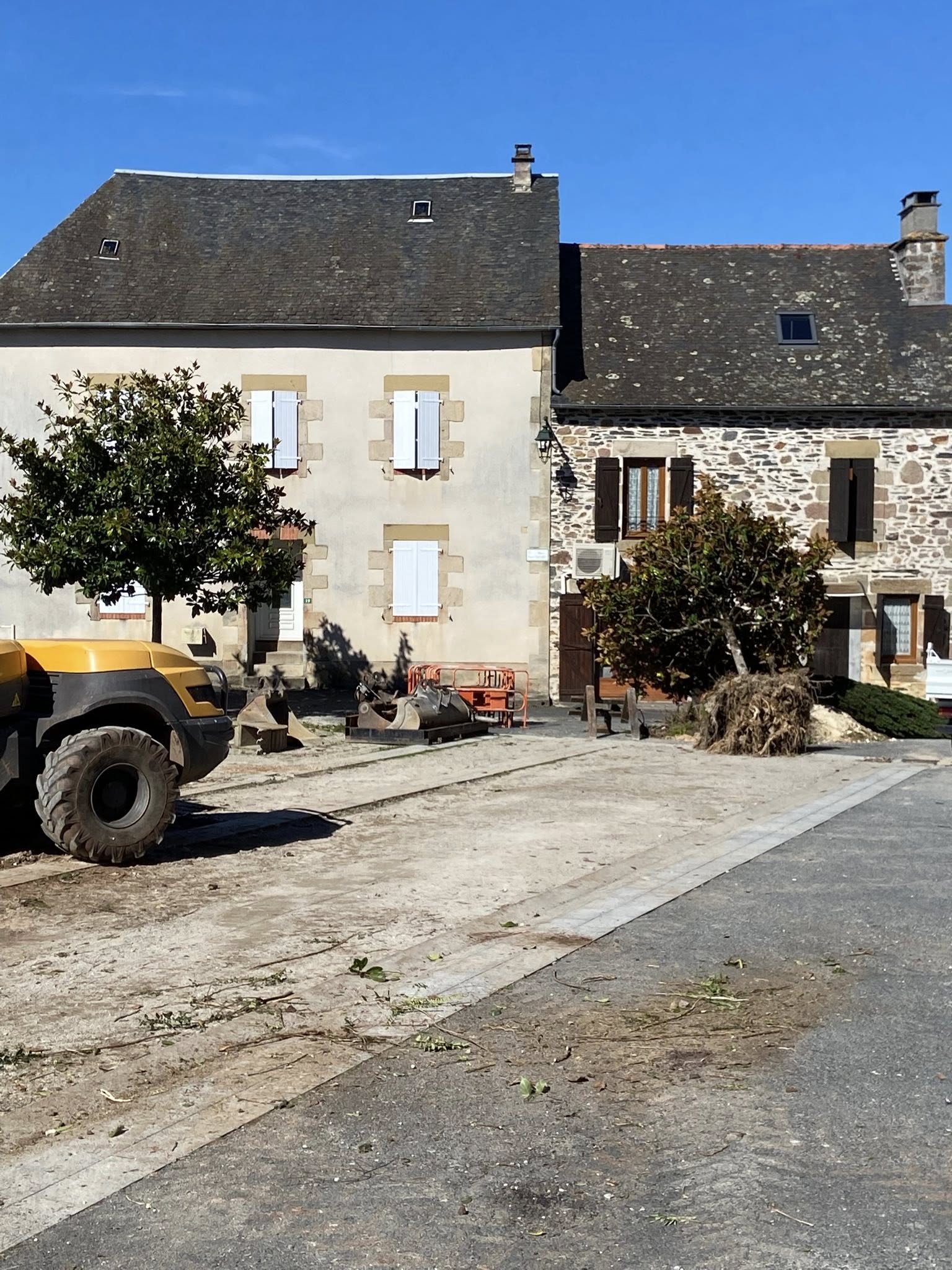 Les travaux de réaménagement de la place Chaumeil ont débuté . Les végétaux ont été préservés récupères et replantés à l’instar des magnolias sitôt arrachés sitôt replantés par l’équipe technique, 3 à la piscine 🏊🏼 et 1 aux abords du stade ! Tous les arbustes, rosiers, buis, spirées sont récupérés et seront replantés dans les espaces verts de la commune.