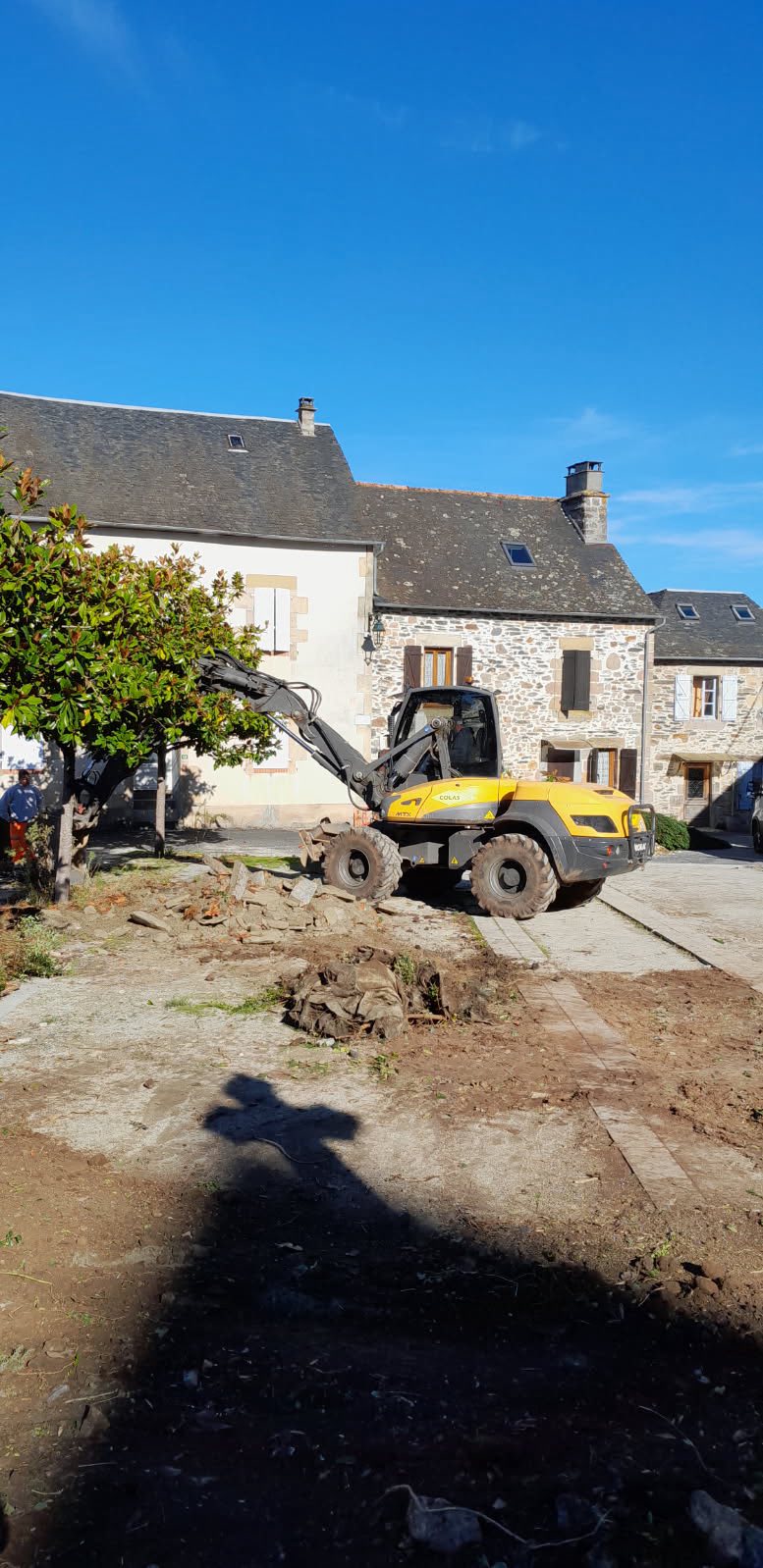 Les travaux de réaménagement de la place Chaumeil ont débuté . Les végétaux ont été préservés récupères et replantés à l’instar des magnolias sitôt arrachés sitôt replantés par l’équipe technique, 3 à la piscine 🏊🏼 et 1 aux abords du stade ! Tous les arbustes, rosiers, buis, spirées sont récupérés et seront replantés dans les espaces verts de la commune.