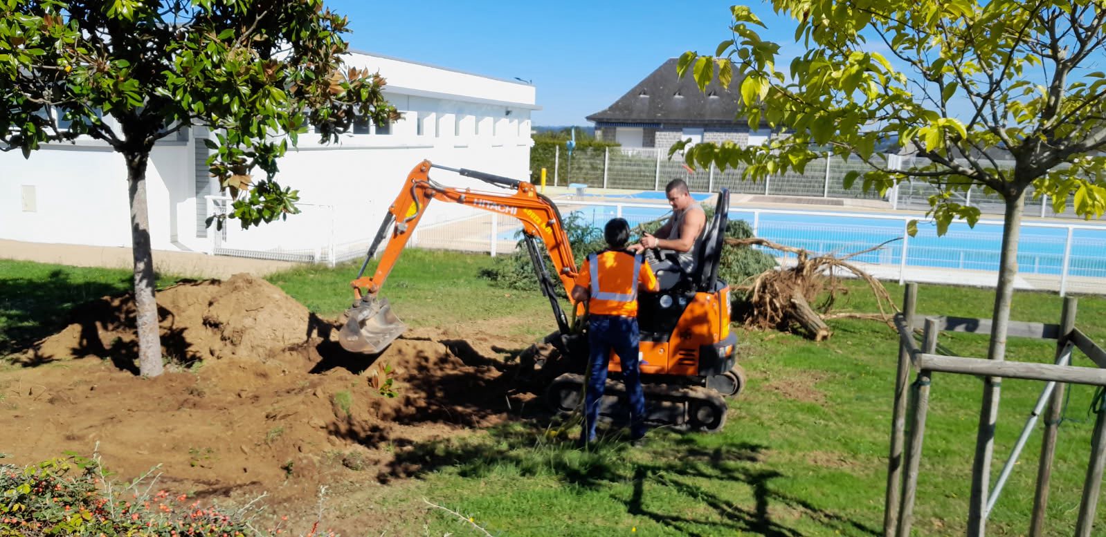 Les travaux de réaménagement de la place Chaumeil ont débuté . Les végétaux ont été préservés récupères et replantés à l’instar des magnolias sitôt arrachés sitôt replantés par l’équipe technique, 3 à la piscine 🏊🏼 et 1 aux abords du stade ! Tous les arbustes, rosiers, buis, spirées sont récupérés et seront replantés dans les espaces verts de la commune.