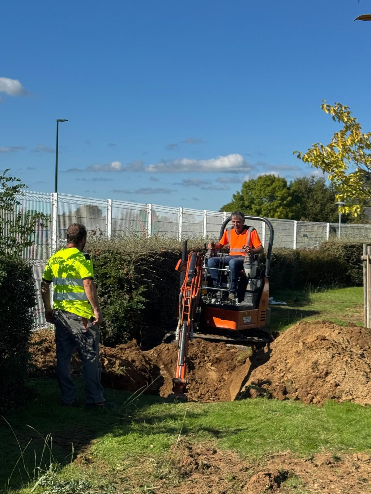 Les travaux de réaménagement de la place Chaumeil ont débuté . Les végétaux ont été préservés récupères et replantés à l’instar des magnolias sitôt arrachés sitôt replantés par l’équipe technique, 3 à la piscine 🏊🏼 et 1 aux abords du stade ! Tous les arbustes, rosiers, buis, spirées sont récupérés et seront replantés dans les espaces verts de la commune.