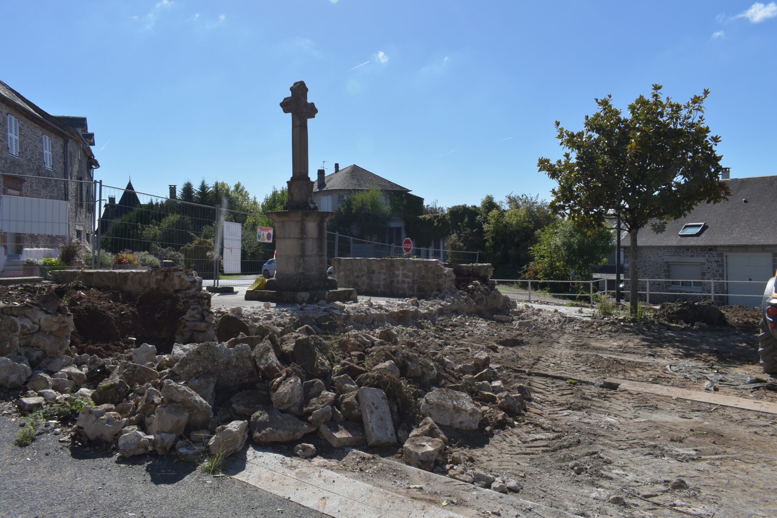 Les travaux de réaménagement de la place Chaumeil ont débuté . Les végétaux ont été préservés récupères et replantés à l’instar des magnolias sitôt arrachés sitôt replantés par l’équipe technique, 3 à la piscine 🏊🏼 et 1 aux abords du stade ! Tous les arbustes, rosiers, buis, spirées sont récupérés et seront replantés dans les espaces verts de la commune.