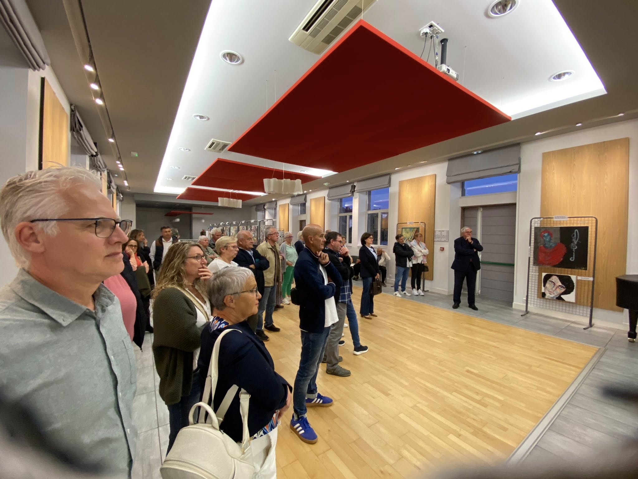 Ce jeudi soir se tenait une sympathique cérémonie autour de Linda en présence de Monsieur le Maire, Henri Soulier, de Mme la conseillère départementale Patricia Buisson, des élus et de nombreux autres artistes locaux, et des membres des associations de la commune.