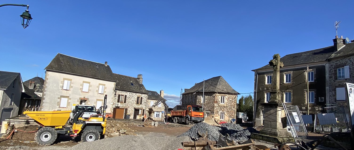 Le soleil est enfin de la partie et les travaux de la place sont menés correctement après la pose de la cuve et des réseaux.