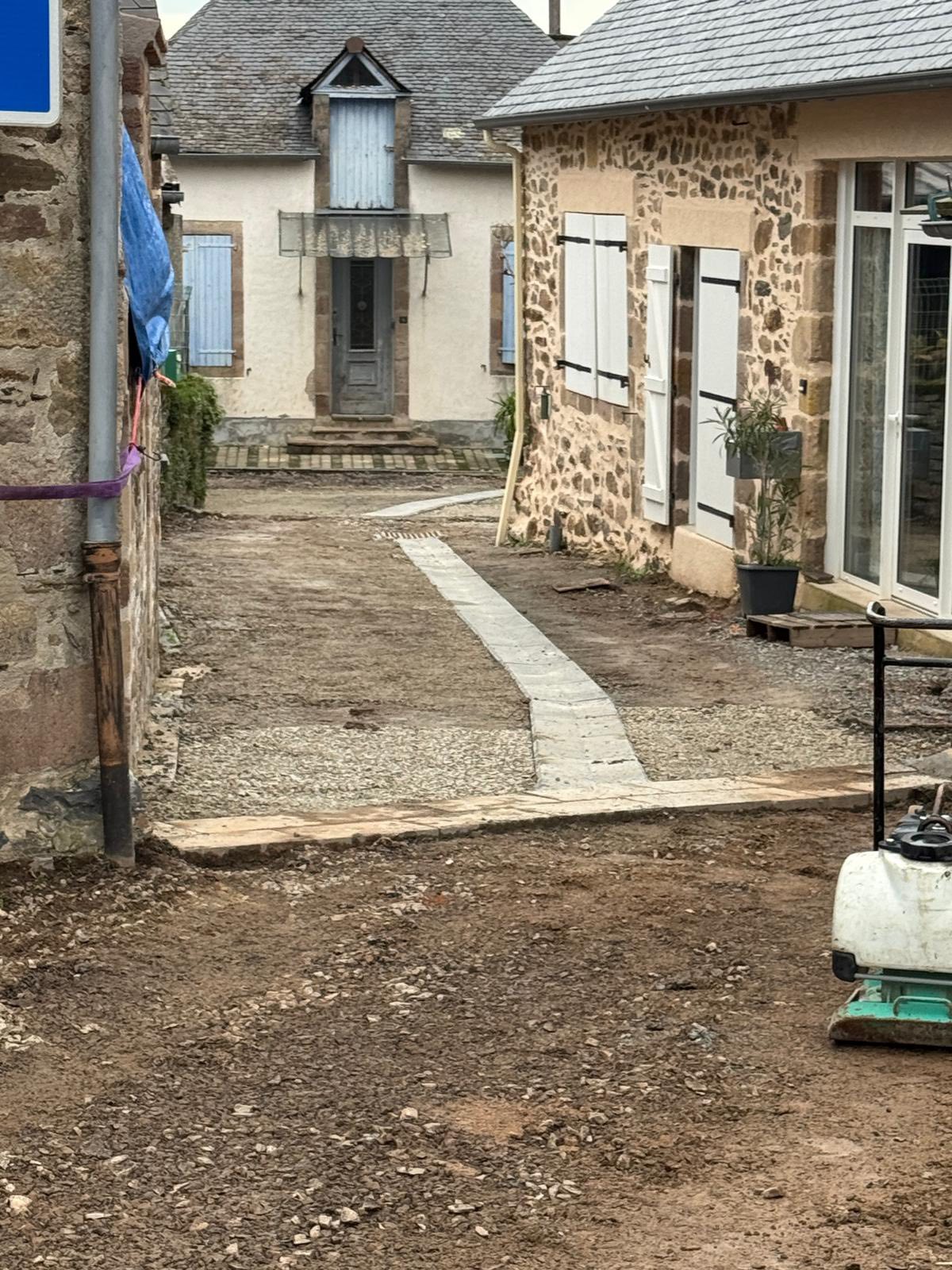 Le soleil est enfin de la partie et les travaux de la place sont menés correctement après la pose de la cuve et des réseaux.