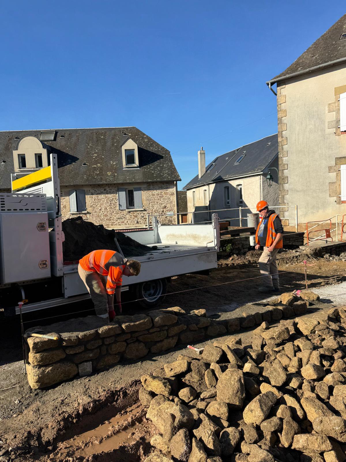 Le soleil est enfin de la partie et les travaux de la place sont menés correctement après la pose de la cuve et des réseaux.