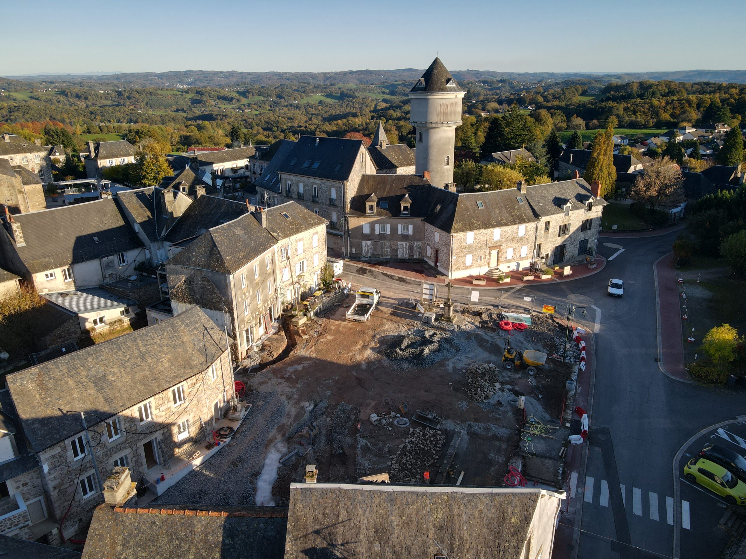 Le soleil est enfin de la partie et les travaux de la place sont menés correctement après la pose de la cuve et des réseaux.