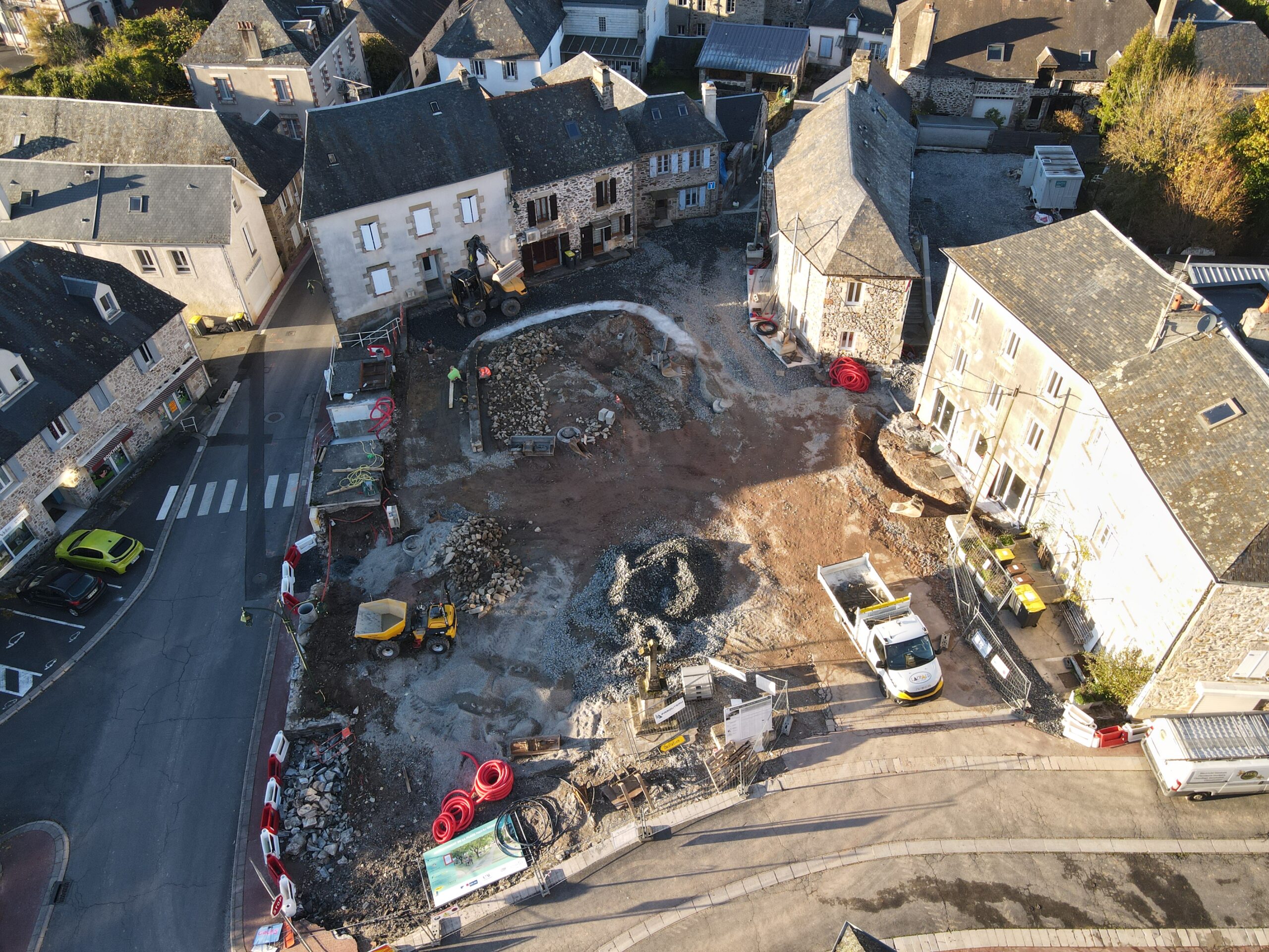Le soleil est enfin de la partie et les travaux de la place sont menés correctement après la pose de la cuve et des réseaux.