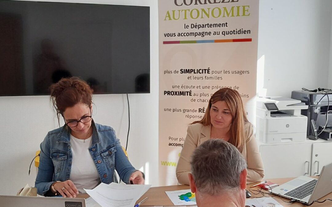 Ce mardi, la première animation de la programmation des journées portes ouvertes de la France services s’est tenue avec une permanence des représentantes de Corrèze Autonomie qui ont présenté et conseillé les visiteurs sur les services portés autour de l’autonomie et de l’accompagnement aux personnes âgées du département de la Corrèze.