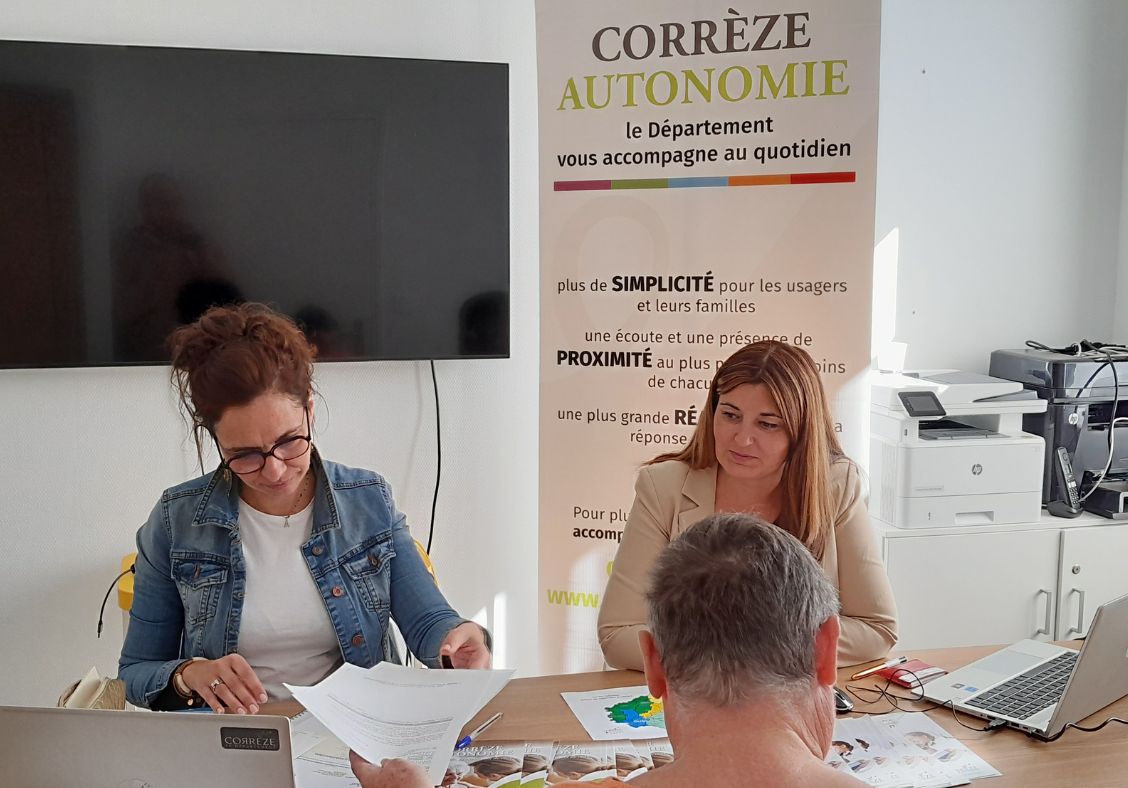 Ce mardi, la première animation de la programmation des journées portes ouvertes de la France services s’est tenue avec une permanence des représentantes de Corrèze Autonomie qui ont présenté et conseillé les visiteurs sur les services portés autour de l’autonomie et de l’accompagnement aux personnes âgées du département de la Corrèze.