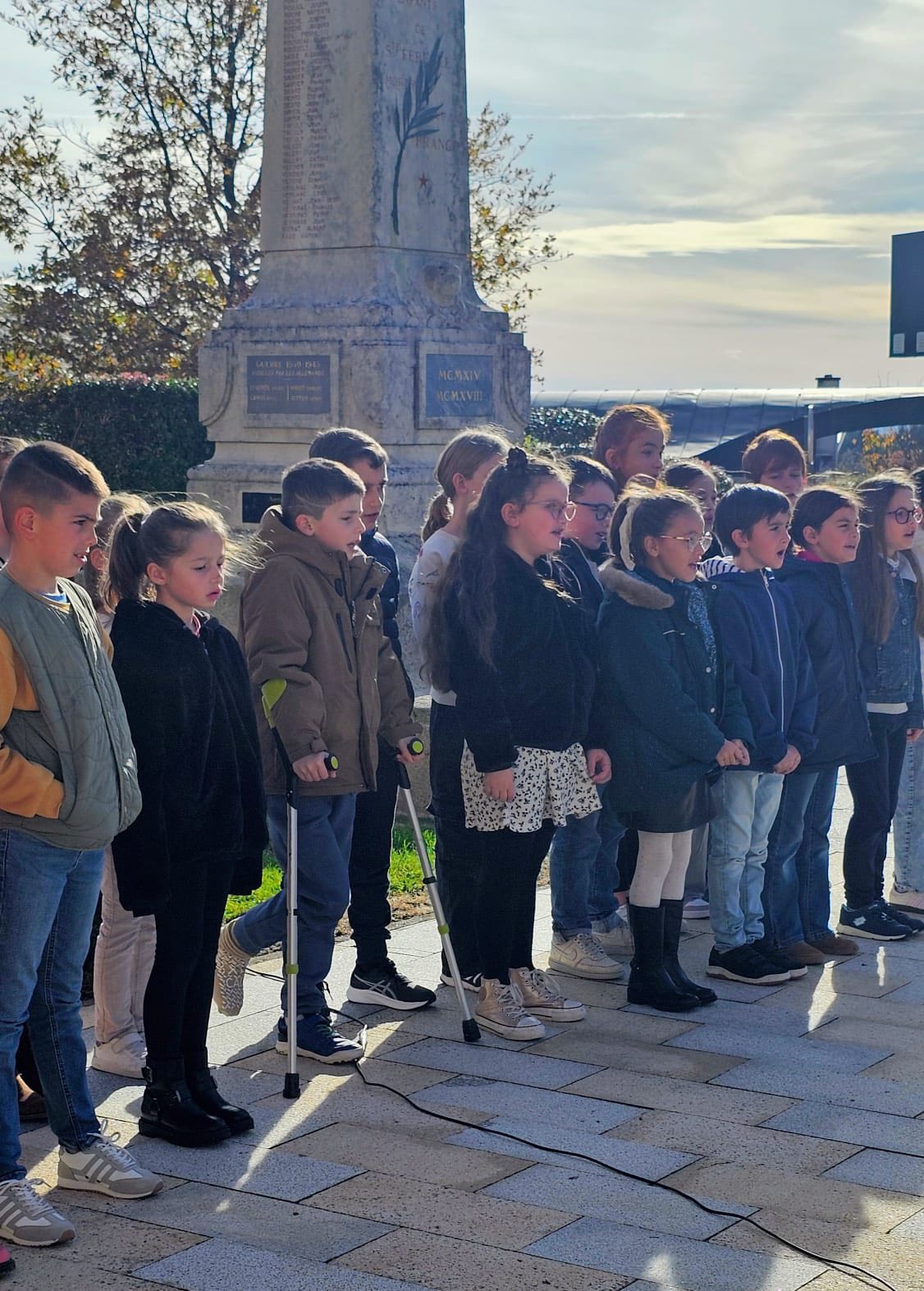 107ᵉ anniversaire de l’Armistice du 11 novembre 1918 sous l’autorité de Monsieur le Maire Henri Soulier en présence des élus, de Madame Patricia Buisson, conseillère départementale et des responsables du comité local de la FNACA et devant une importante assemblée.