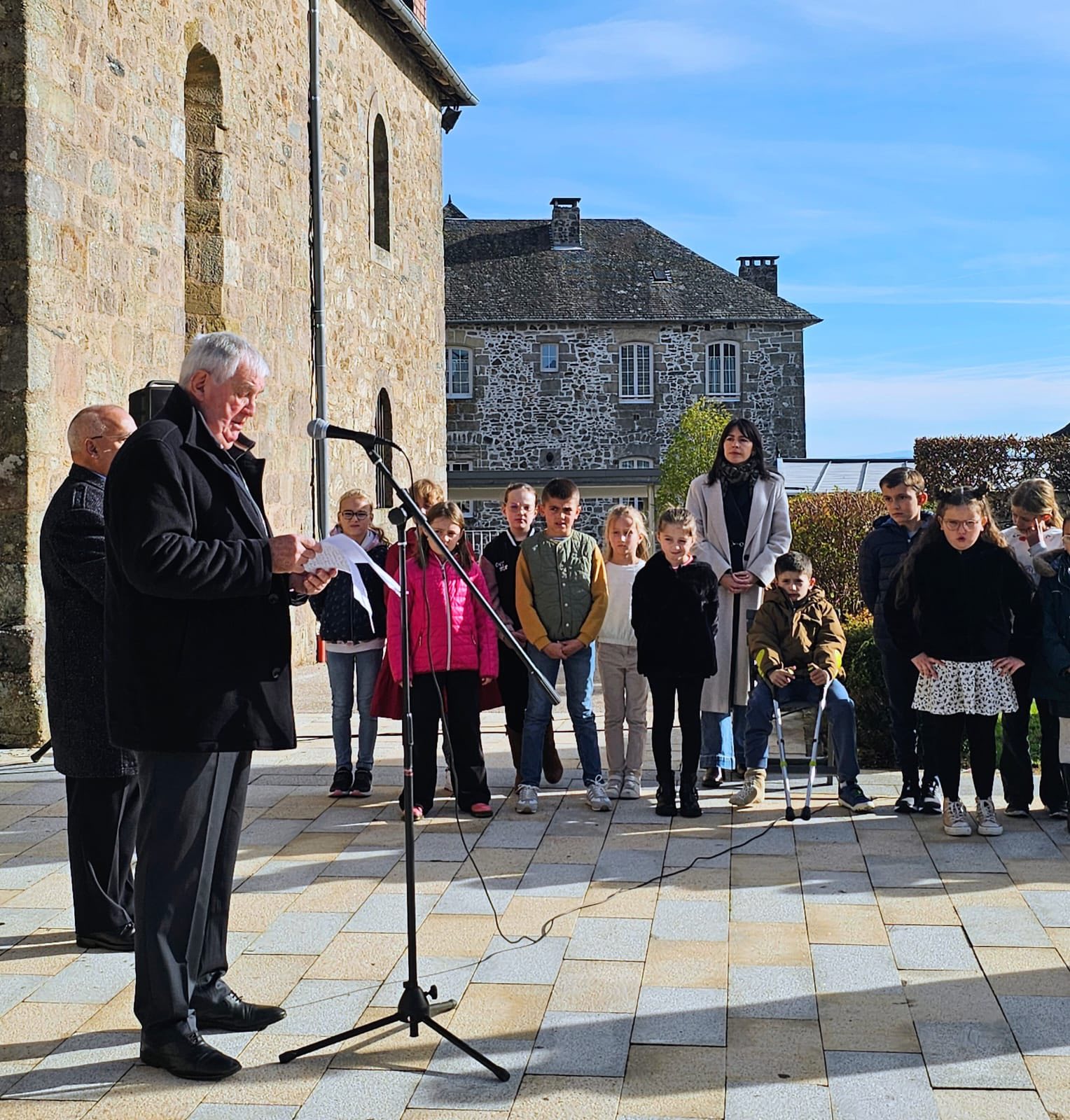 107ᵉ anniversaire de l’Armistice du 11 novembre 1918 sous l’autorité de Monsieur le Maire Henri Soulier en présence des élus, de Madame Patricia Buisson, conseillère départementale et des responsables du comité local de la FNACA et devant une importante assemblée.