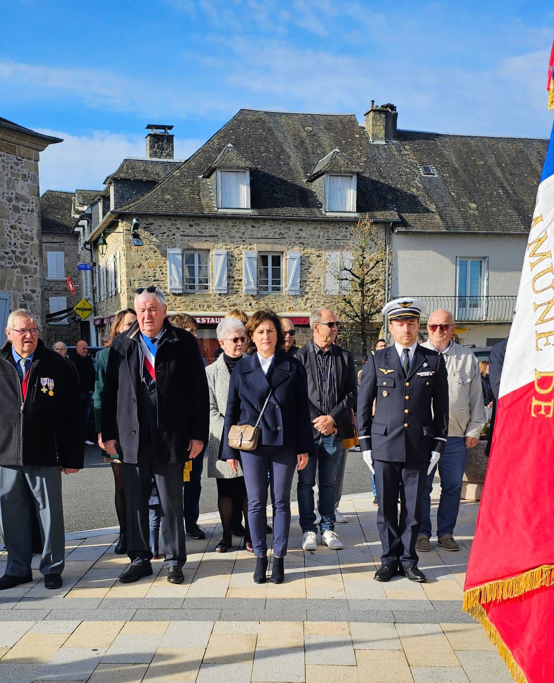 107ᵉ anniversaire de l’Armistice du 11 novembre 1918 sous l’autorité de Monsieur le Maire Henri Soulier en présence des élus, de Madame Patricia Buisson, conseillère départementale et des responsables du comité local de la FNACA et devant une importante assemblée.