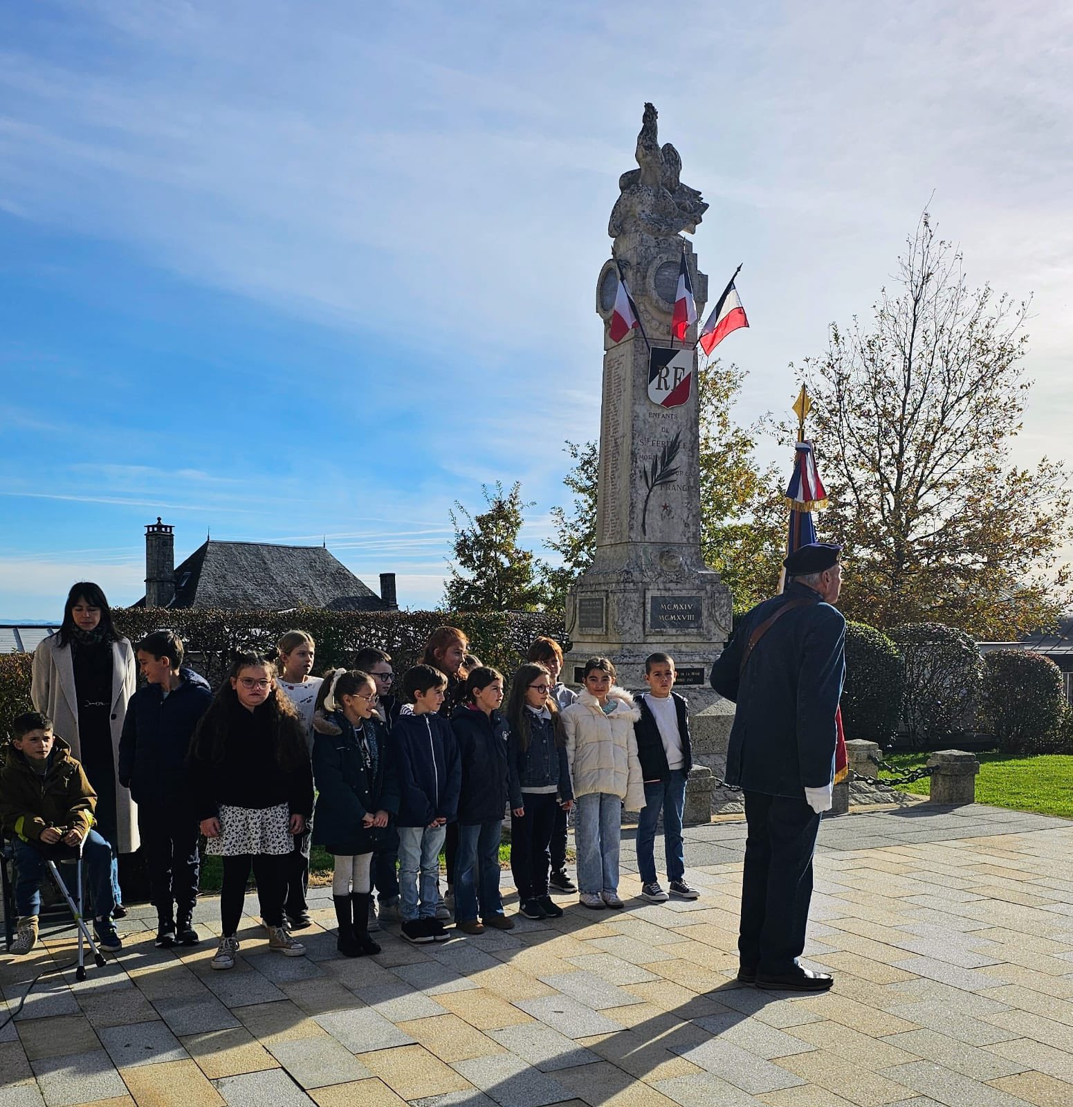 107ᵉ anniversaire de l’Armistice du 11 novembre 1918 sous l’autorité de Monsieur le Maire Henri Soulier en présence des élus, de Madame Patricia Buisson, conseillère départementale et des responsables du comité local de la FNACA et devant une importante assemblée.