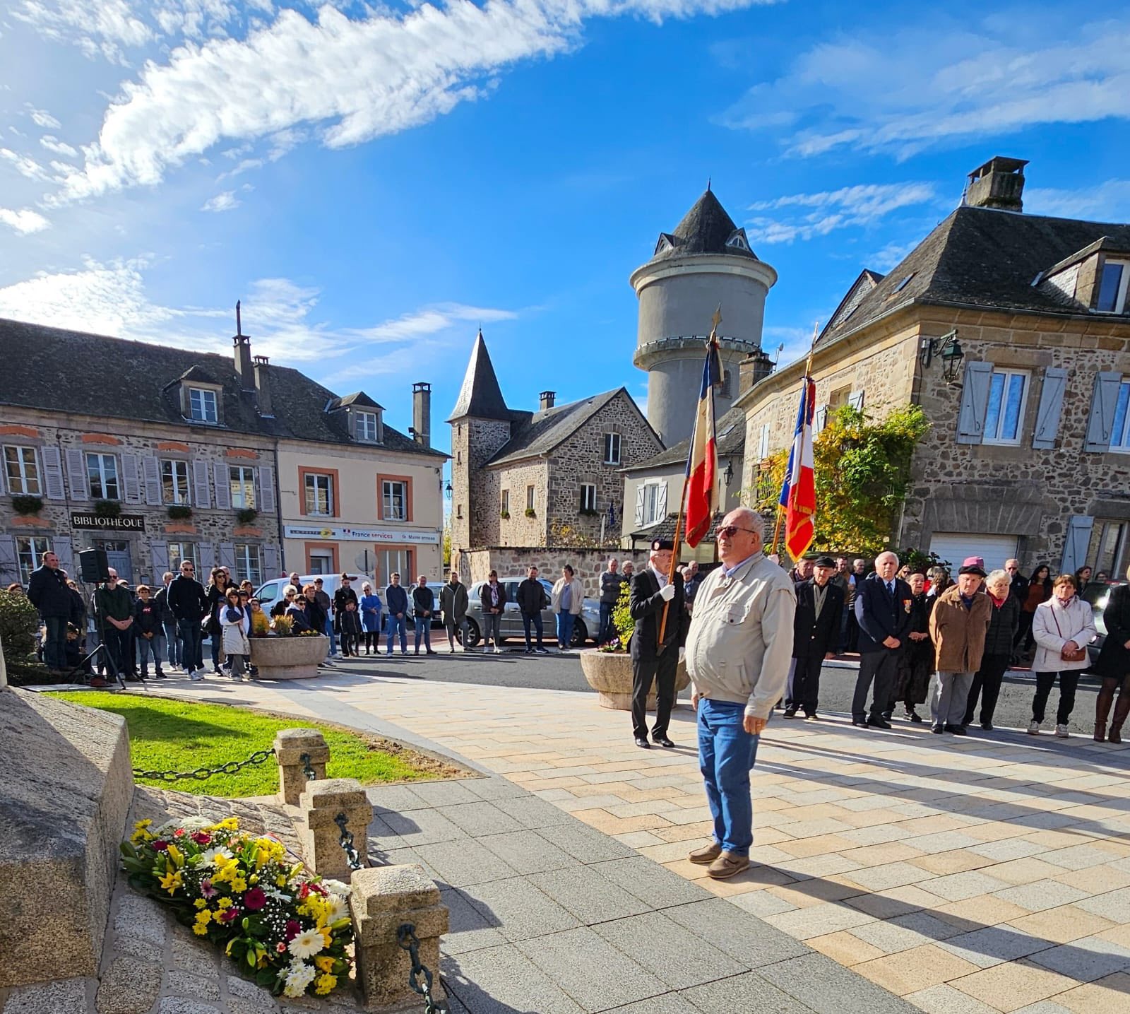 107ᵉ anniversaire de l’Armistice du 11 novembre 1918 sous l’autorité de Monsieur le Maire Henri Soulier en présence des élus, de Madame Patricia Buisson, conseillère départementale et des responsables du comité local de la FNACA et devant une importante assemblée.
