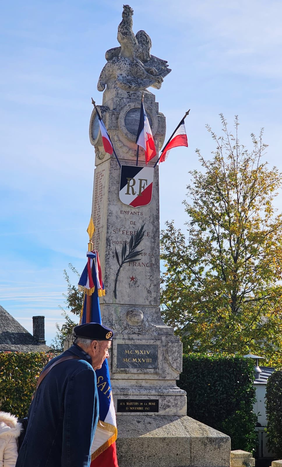 107ᵉ anniversaire de l’Armistice du 11 novembre 1918 sous l’autorité de Monsieur le Maire Henri Soulier en présence des élus, de Madame Patricia Buisson, conseillère départementale et des responsables du comité local de la FNACA et devant une importante assemblée.
