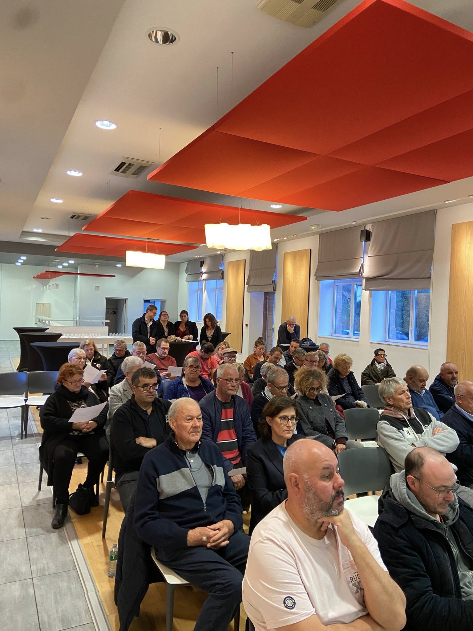 Ce samedi 15 novembre s’est tenue l’assemblée générale du comité des fêtes, présidée par Jacques Rouhaud, en présence de monsieur le maire Henri Soulier, du bureau et de nombreux membres pour dresser le bilan moral et financier d’une activité particulièrement dense et ce malgré les aléas climatiques.