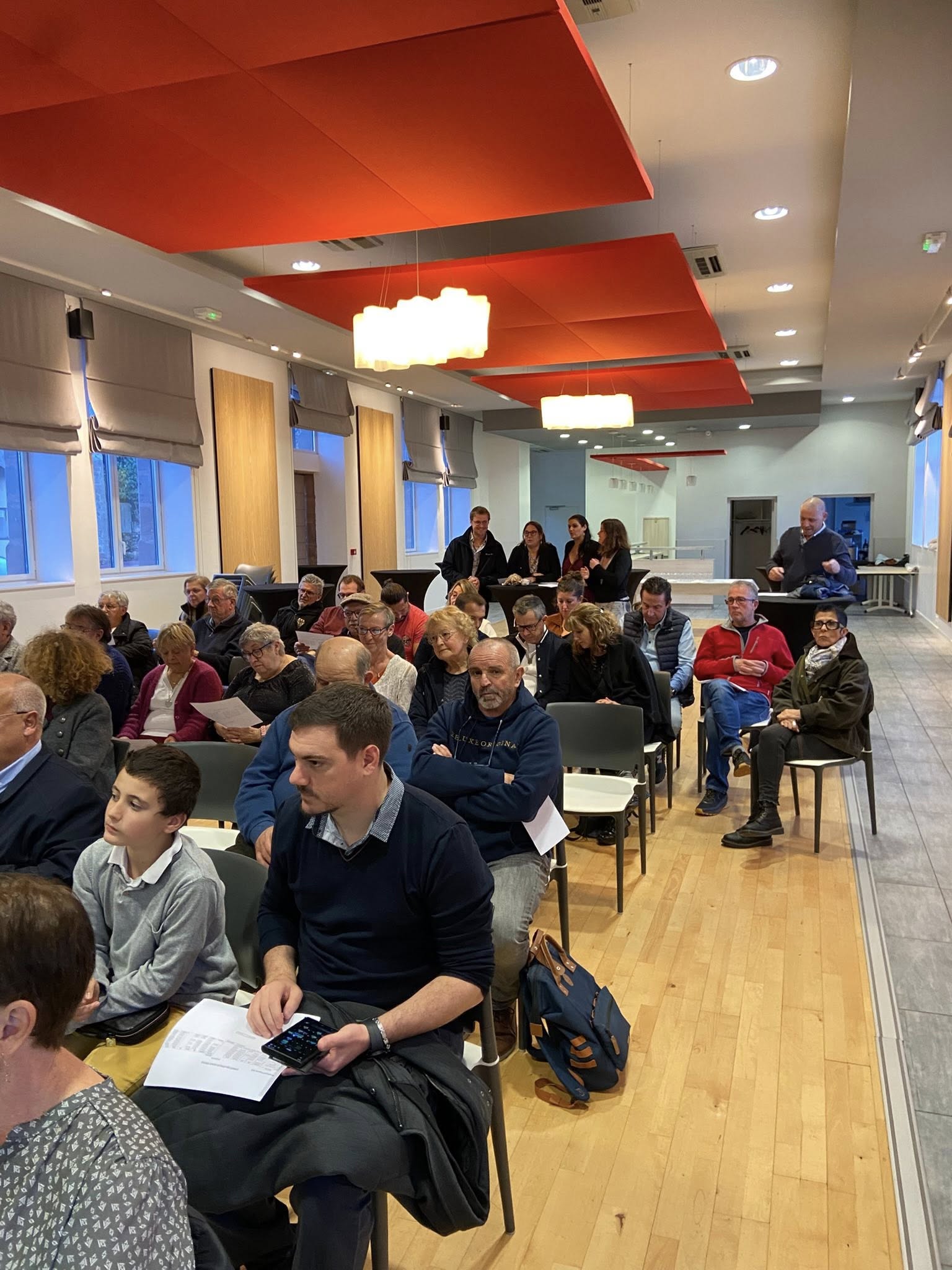 Ce samedi 15 novembre s’est tenue l’assemblée générale du comité des fêtes, présidée par Jacques Rouhaud, en présence de monsieur le maire Henri Soulier, du bureau et de nombreux membres pour dresser le bilan moral et financier d’une activité particulièrement dense et ce malgré les aléas climatiques.