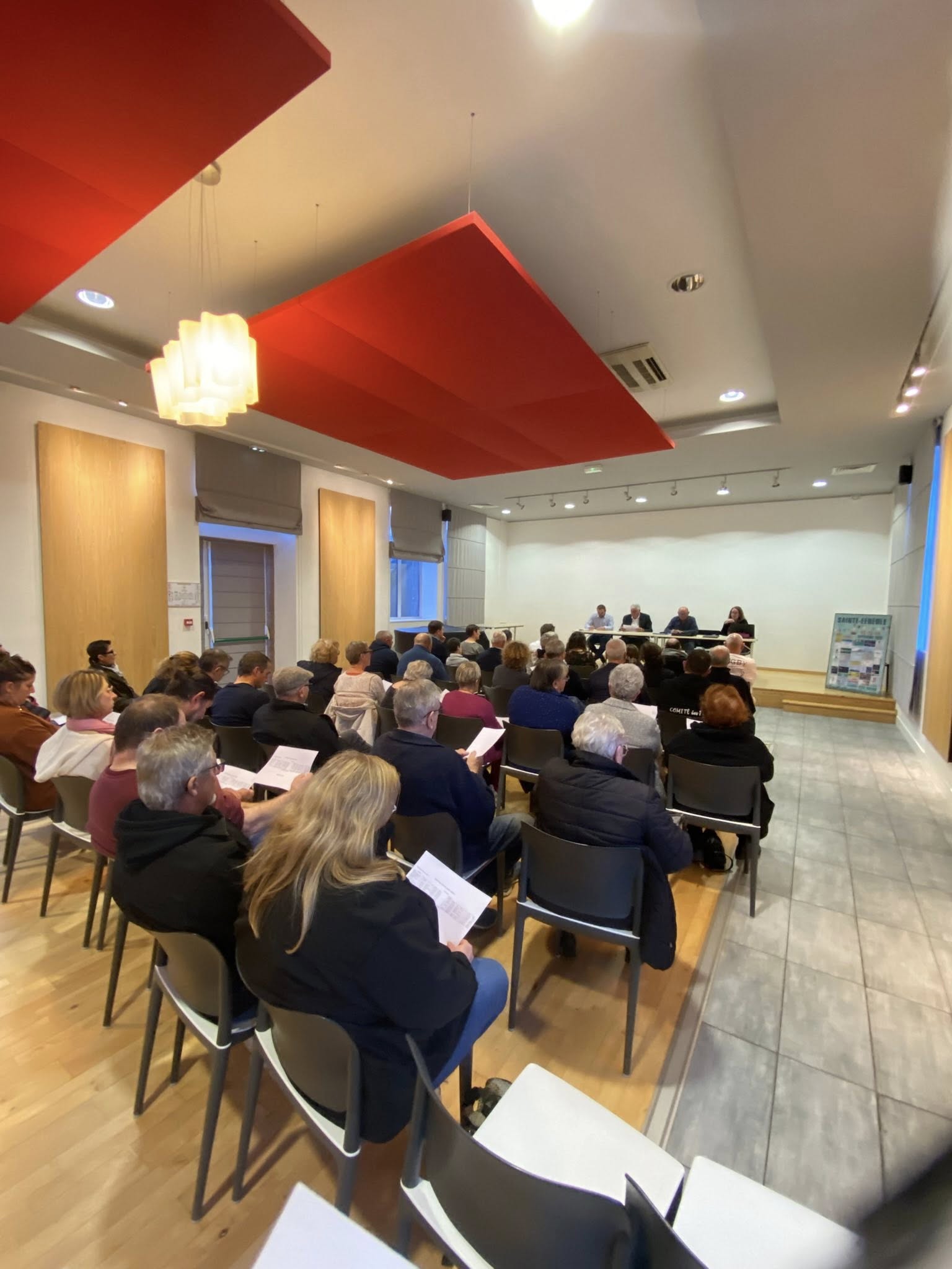 Ce samedi 15 novembre s’est tenue l’assemblée générale du comité des fêtes, présidée par Jacques Rouhaud, en présence de monsieur le maire Henri Soulier, du bureau et de nombreux membres pour dresser le bilan moral et financier d’une activité particulièrement dense et ce malgré les aléas climatiques.