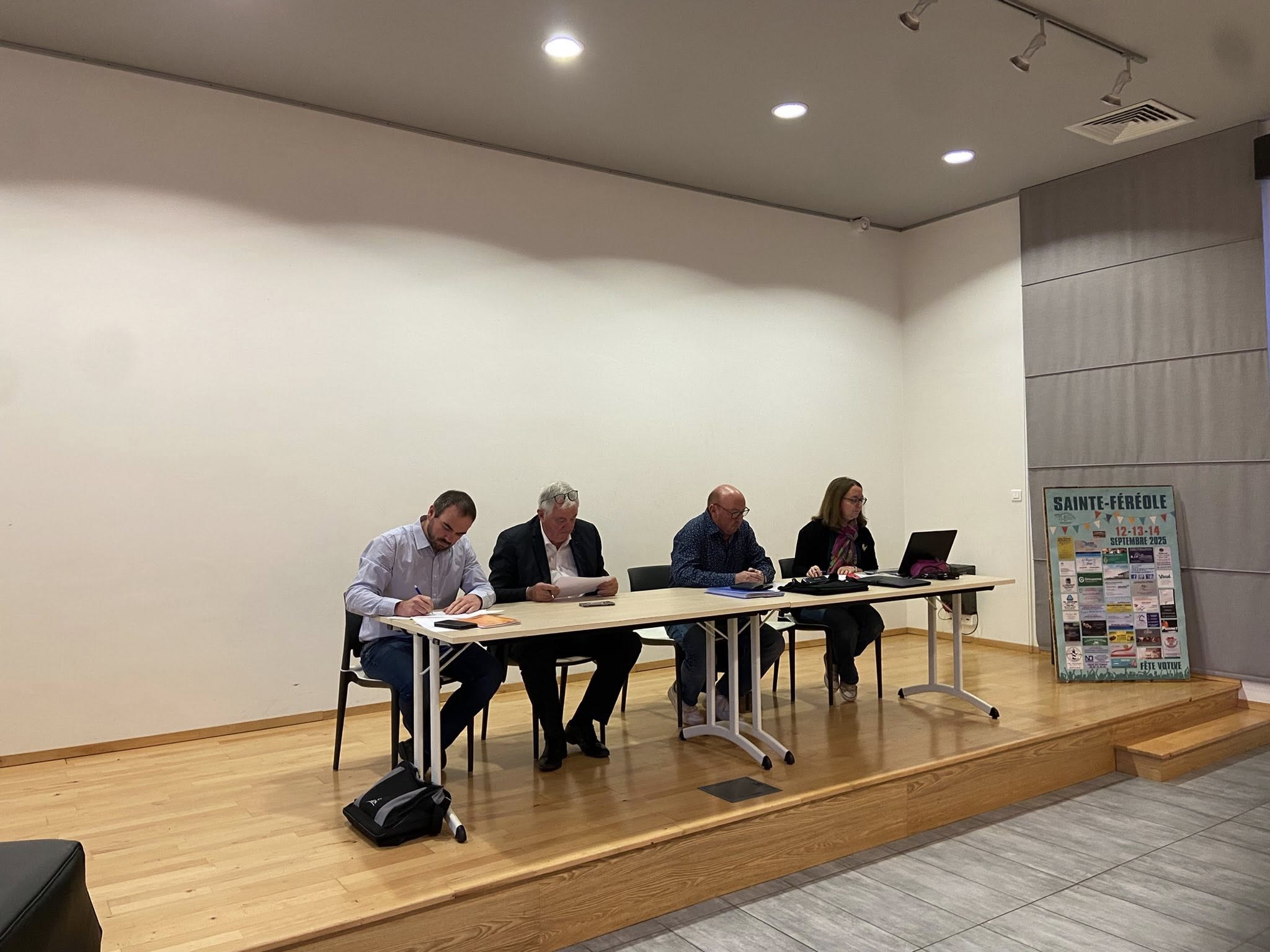 Ce samedi 15 novembre s’est tenue l’assemblée générale du comité des fêtes, présidée par Jacques Rouhaud, en présence de monsieur le maire Henri Soulier, du bureau et de nombreux membres pour dresser le bilan moral et financier d’une activité particulièrement dense et ce malgré les aléas climatiques.