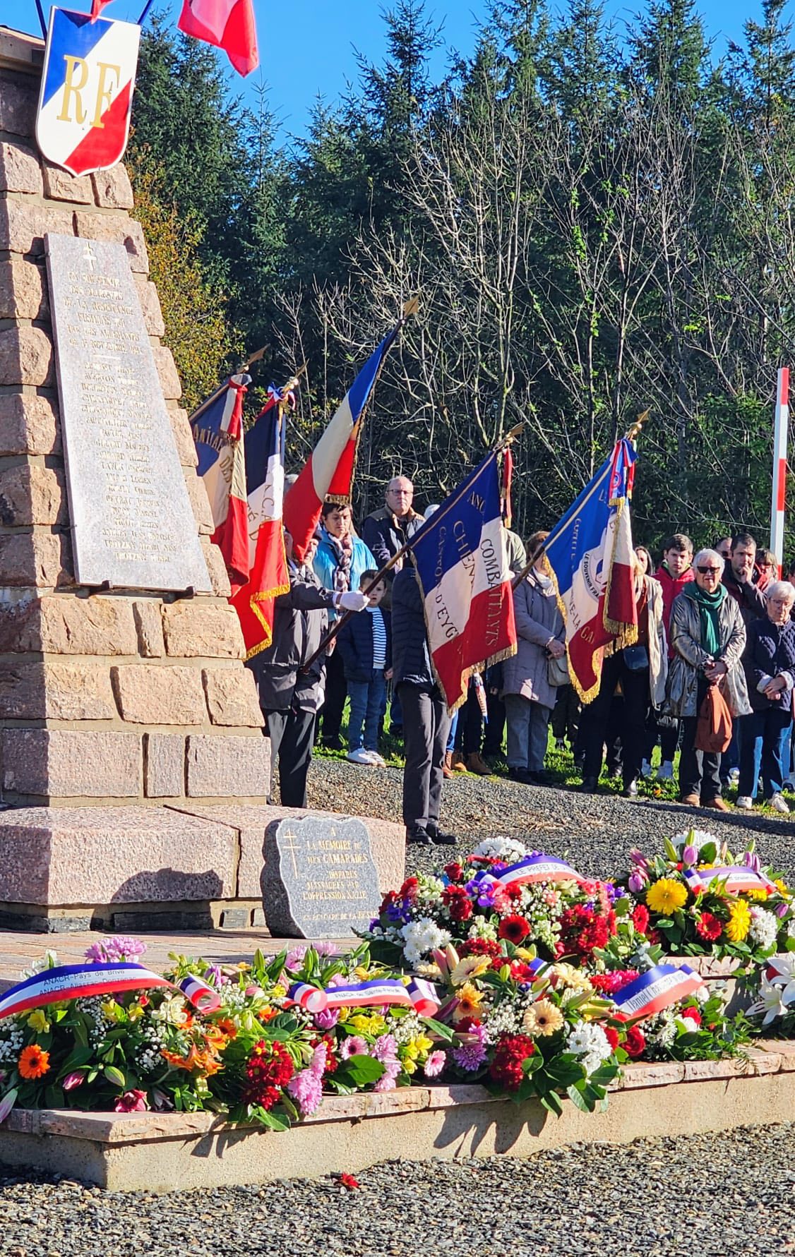 Ce samedi 15 novembre sous l’autorité de Monsieur le Maire, Henri Soulier, en présence des élus du conseil municipal, de la conseillère départementale Patricia Buisson représentant le président du conseil départemental Pascal COSTE, de Monsieur le sénateur Nougein, de Monsieur le député suppléant, de nombreuses autorités civiles et militaires, des habitants de la commune et des communes voisines, la cérémonie a rassemblé un public très nombreux autour de la stèle pour rendre hommage à ces jeunes maquisards qui ont donné leur vie pour notre liberté sur les sites du Treuil et de La Besse.