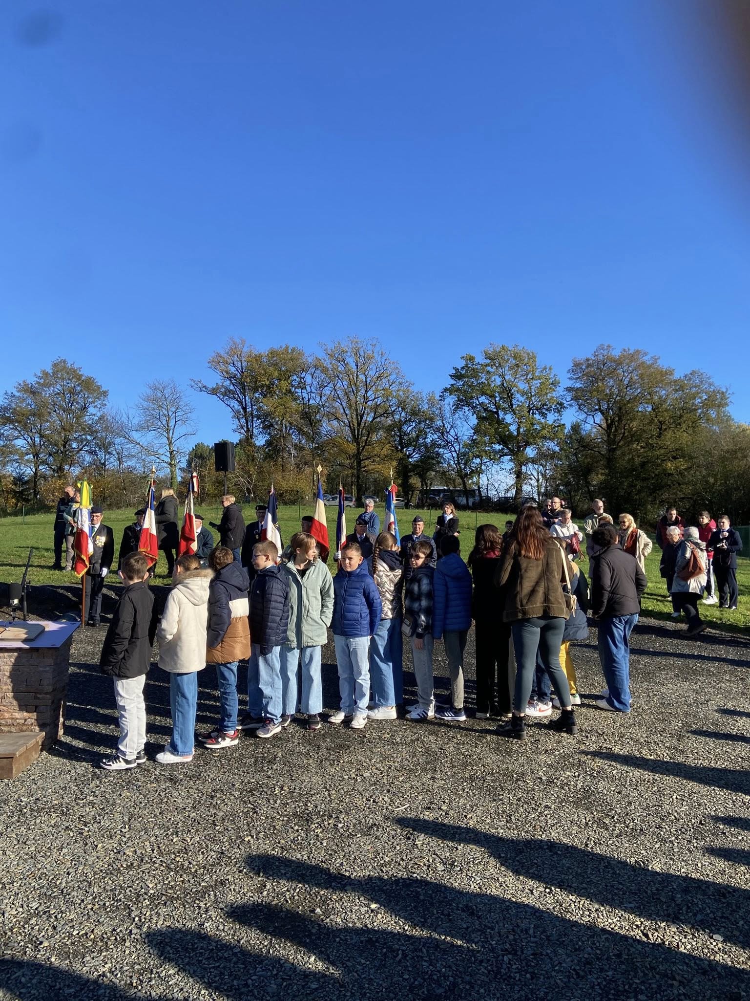 Ce samedi 15 novembre sous l’autorité de Monsieur le Maire, Henri Soulier, en présence des élus du conseil municipal, de la conseillère départementale Patricia Buisson représentant le président du conseil départemental Pascal COSTE, de Monsieur le sénateur Nougein, de Monsieur le député suppléant, de nombreuses autorités civiles et militaires, des habitants de la commune et des communes voisines, la cérémonie a rassemblé un public très nombreux autour de la stèle pour rendre hommage à ces jeunes maquisards qui ont donné leur vie pour notre liberté sur les sites du Treuil et de La Besse.