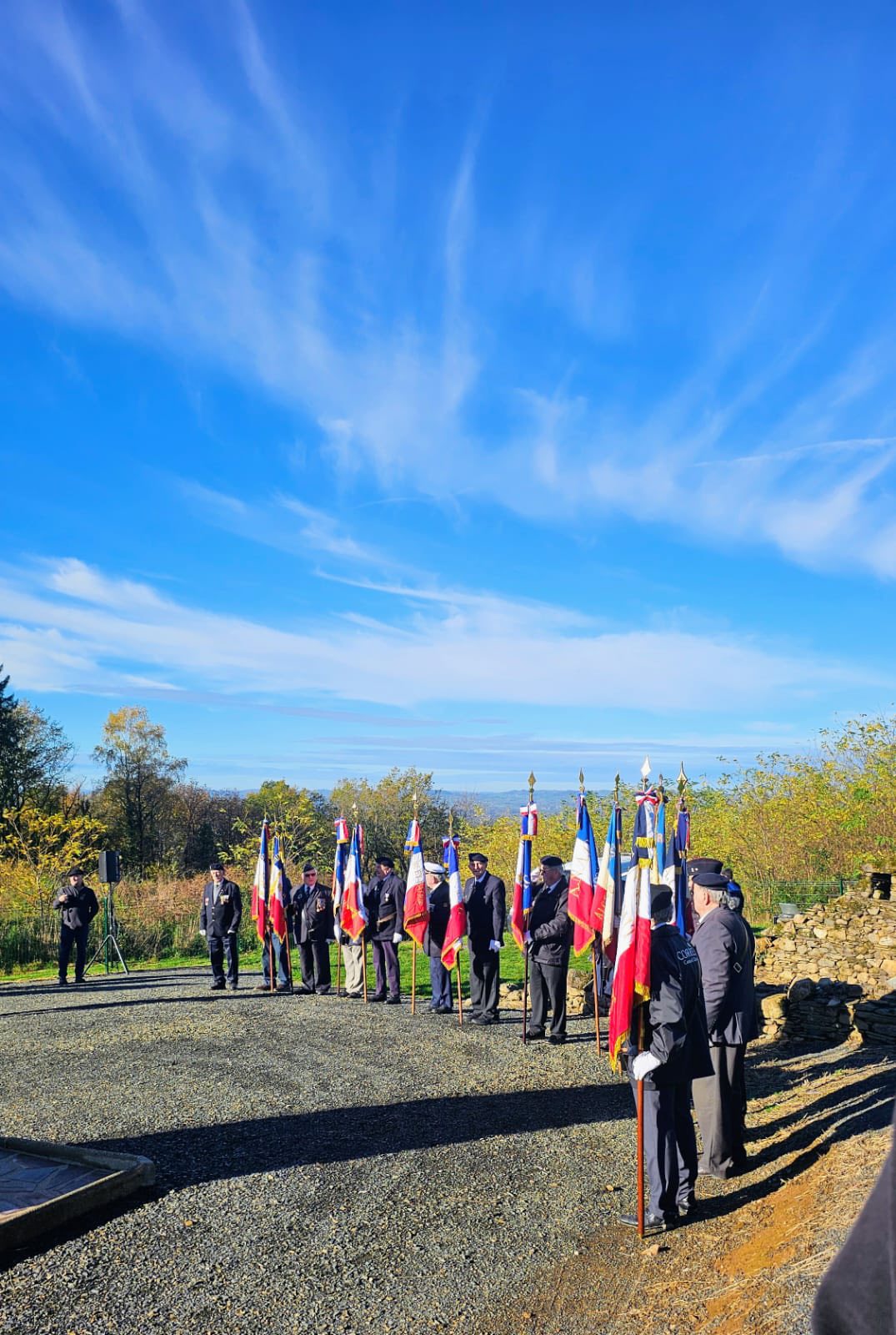 Ce samedi 15 novembre sous l’autorité de Monsieur le Maire, Henri Soulier, en présence des élus du conseil municipal, de la conseillère départementale Patricia Buisson représentant le président du conseil départemental Pascal COSTE, de Monsieur le sénateur Nougein, de Monsieur le député suppléant, de nombreuses autorités civiles et militaires, des habitants de la commune et des communes voisines, la cérémonie a rassemblé un public très nombreux autour de la stèle pour rendre hommage à ces jeunes maquisards qui ont donné leur vie pour notre liberté sur les sites du Treuil et de La Besse.