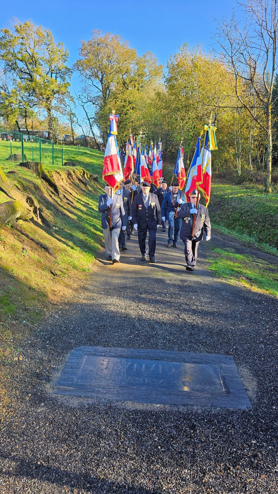 Ce samedi 15 novembre sous l’autorité de Monsieur le Maire, Henri Soulier, en présence des élus du conseil municipal, de la conseillère départementale Patricia Buisson représentant le président du conseil départemental Pascal COSTE, de Monsieur le sénateur Nougein, de Monsieur le député suppléant, de nombreuses autorités civiles et militaires, des habitants de la commune et des communes voisines, la cérémonie a rassemblé un public très nombreux autour de la stèle pour rendre hommage à ces jeunes maquisards qui ont donné leur vie pour notre liberté sur les sites du Treuil et de La Besse.