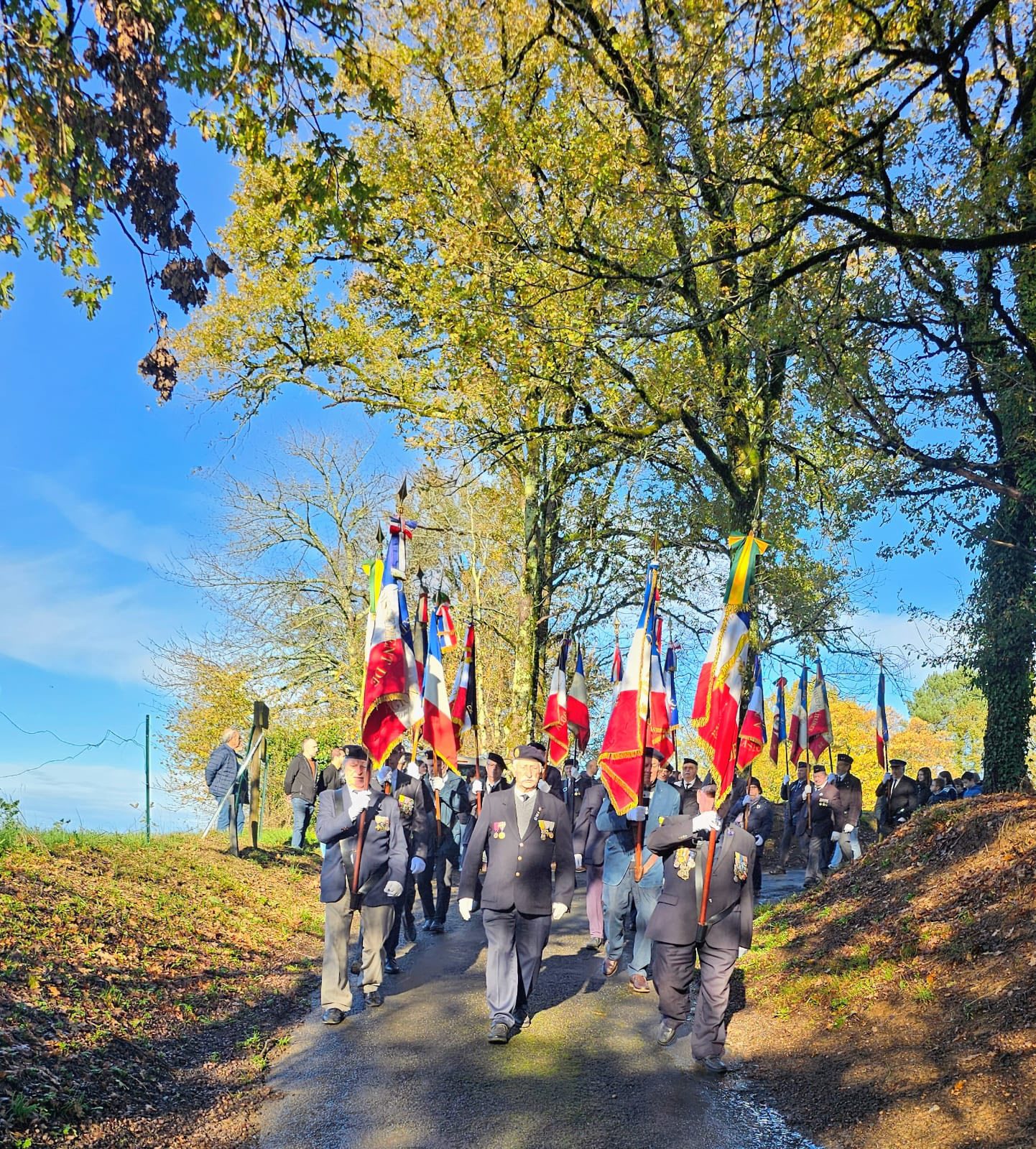 Ce samedi 15 novembre sous l’autorité de Monsieur le Maire, Henri Soulier, en présence des élus du conseil municipal, de la conseillère départementale Patricia Buisson représentant le président du conseil départemental Pascal COSTE, de Monsieur le sénateur Nougein, de Monsieur le député suppléant, de nombreuses autorités civiles et militaires, des habitants de la commune et des communes voisines, la cérémonie a rassemblé un public très nombreux autour de la stèle pour rendre hommage à ces jeunes maquisards qui ont donné leur vie pour notre liberté sur les sites du Treuil et de La Besse.