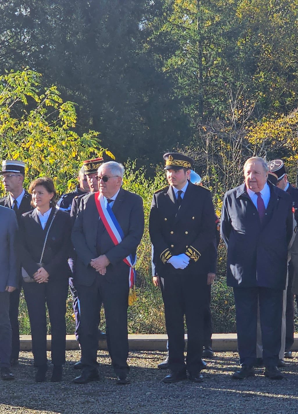 Ce samedi 15 novembre sous l’autorité de Monsieur le Maire, Henri Soulier, en présence des élus du conseil municipal, de la conseillère départementale Patricia Buisson représentant le président du conseil départemental Pascal COSTE, de Monsieur le sénateur Nougein, de Monsieur le député suppléant, de nombreuses autorités civiles et militaires, des habitants de la commune et des communes voisines, la cérémonie a rassemblé un public très nombreux autour de la stèle pour rendre hommage à ces jeunes maquisards qui ont donné leur vie pour notre liberté sur les sites du Treuil et de La Besse.