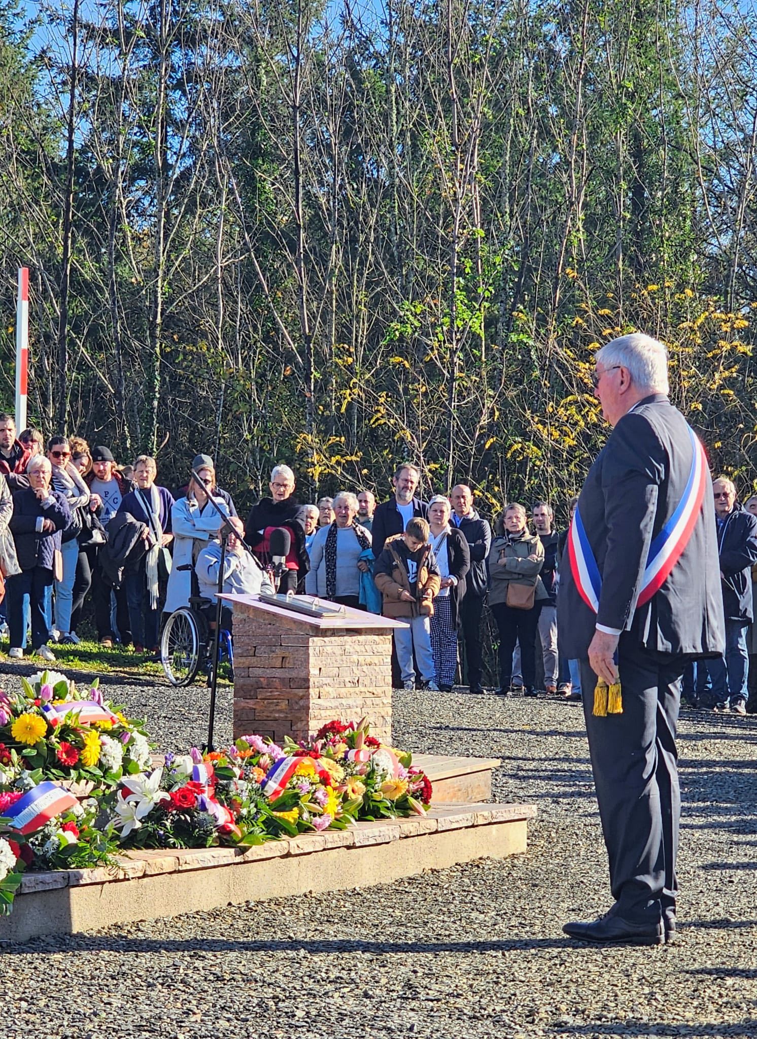 Ce samedi 15 novembre sous l’autorité de Monsieur le Maire, Henri Soulier, en présence des élus du conseil municipal, de la conseillère départementale Patricia Buisson représentant le président du conseil départemental Pascal COSTE, de Monsieur le sénateur Nougein, de Monsieur le député suppléant, de nombreuses autorités civiles et militaires, des habitants de la commune et des communes voisines, la cérémonie a rassemblé un public très nombreux autour de la stèle pour rendre hommage à ces jeunes maquisards qui ont donné leur vie pour notre liberté sur les sites du Treuil et de La Besse.