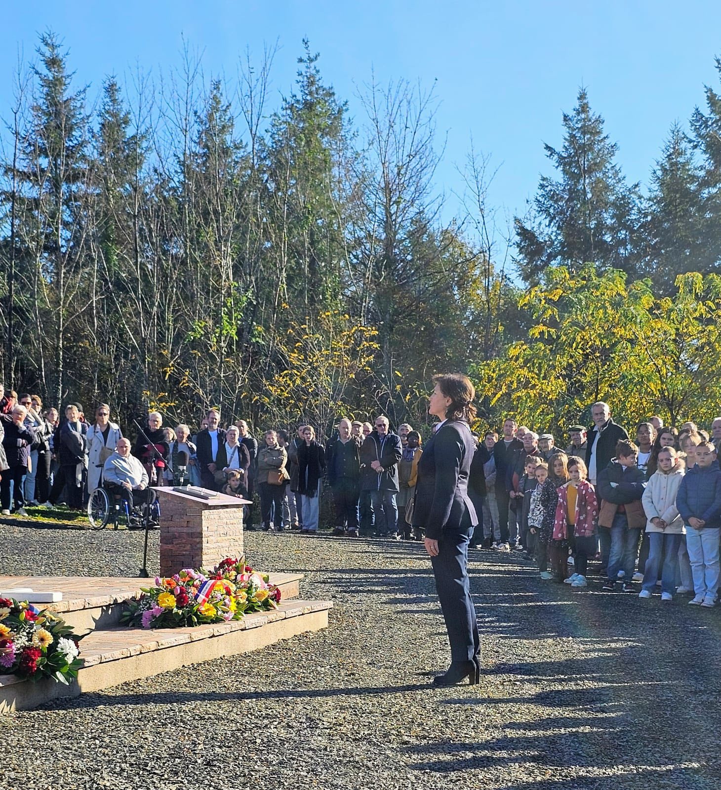 Ce samedi 15 novembre sous l’autorité de Monsieur le Maire, Henri Soulier, en présence des élus du conseil municipal, de la conseillère départementale Patricia Buisson représentant le président du conseil départemental Pascal COSTE, de Monsieur le sénateur Nougein, de Monsieur le député suppléant, de nombreuses autorités civiles et militaires, des habitants de la commune et des communes voisines, la cérémonie a rassemblé un public très nombreux autour de la stèle pour rendre hommage à ces jeunes maquisards qui ont donné leur vie pour notre liberté sur les sites du Treuil et de La Besse.