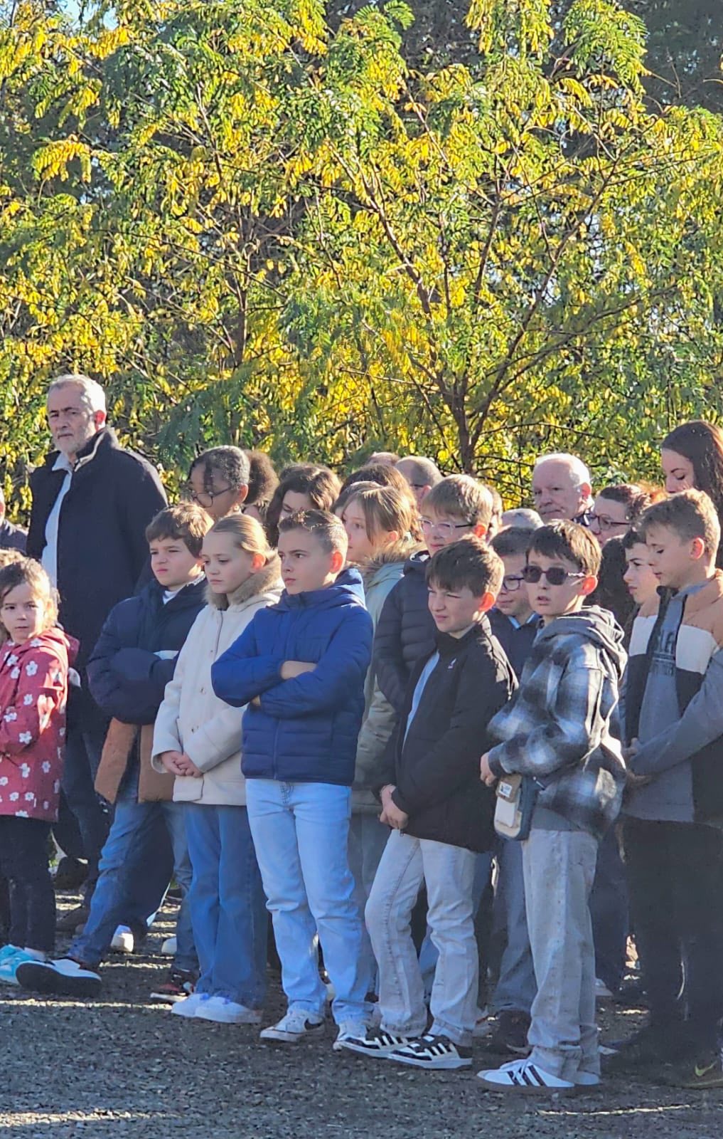 Ce samedi 15 novembre sous l’autorité de Monsieur le Maire, Henri Soulier, en présence des élus du conseil municipal, de la conseillère départementale Patricia Buisson représentant le président du conseil départemental Pascal COSTE, de Monsieur le sénateur Nougein, de Monsieur le député suppléant, de nombreuses autorités civiles et militaires, des habitants de la commune et des communes voisines, la cérémonie a rassemblé un public très nombreux autour de la stèle pour rendre hommage à ces jeunes maquisards qui ont donné leur vie pour notre liberté sur les sites du Treuil et de La Besse.