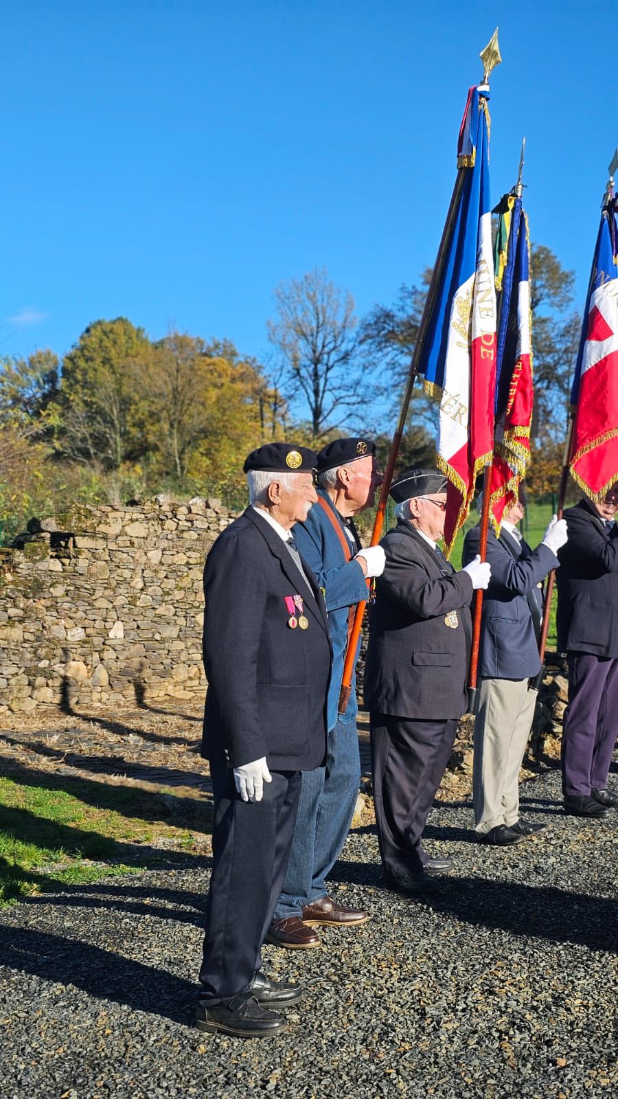 Ce samedi 15 novembre sous l’autorité de Monsieur le Maire, Henri Soulier, en présence des élus du conseil municipal, de la conseillère départementale Patricia Buisson représentant le président du conseil départemental Pascal COSTE, de Monsieur le sénateur Nougein, de Monsieur le député suppléant, de nombreuses autorités civiles et militaires, des habitants de la commune et des communes voisines, la cérémonie a rassemblé un public très nombreux autour de la stèle pour rendre hommage à ces jeunes maquisards qui ont donné leur vie pour notre liberté sur les sites du Treuil et de La Besse.