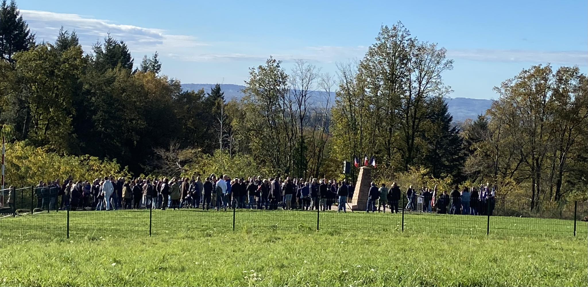 Ce samedi 15 novembre sous l’autorité de Monsieur le Maire, Henri Soulier, en présence des élus du conseil municipal, de la conseillère départementale Patricia Buisson représentant le président du conseil départemental Pascal COSTE, de Monsieur le sénateur Nougein, de Monsieur le député suppléant, de nombreuses autorités civiles et militaires, des habitants de la commune et des communes voisines, la cérémonie a rassemblé un public très nombreux autour de la stèle pour rendre hommage à ces jeunes maquisards qui ont donné leur vie pour notre liberté sur les sites du Treuil et de La Besse.