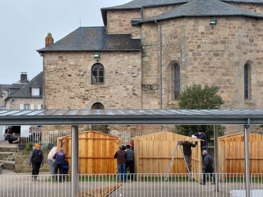 Ce mardi, l'équipe technique a bénéficié du soutien de nombreux bénévoles associatifs pour l'installation des chalets, des comptoirs, des décorations de Noël et des illuminations sur la place de l'église.