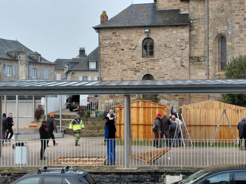 Ce mardi, l'équipe technique a bénéficié du soutien de nombreux bénévoles associatifs pour l'installation des chalets, des comptoirs, des décorations de Noël et des illuminations sur la place de l'église.