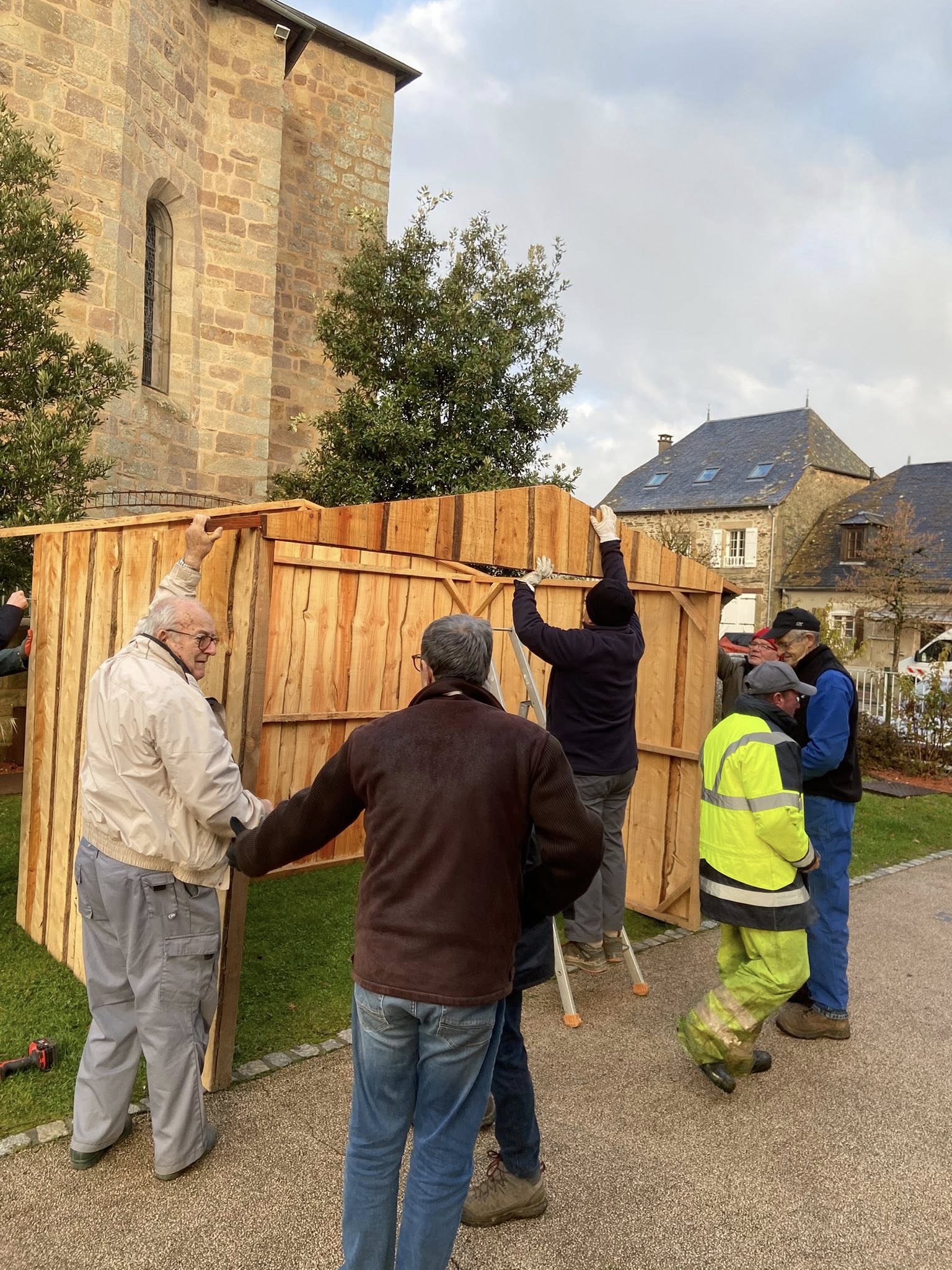 Ce mardi, l'équipe technique a bénéficié du soutien de nombreux bénévoles associatifs pour l'installation des chalets, des comptoirs, des décorations de Noël et des illuminations sur la place de l'église.