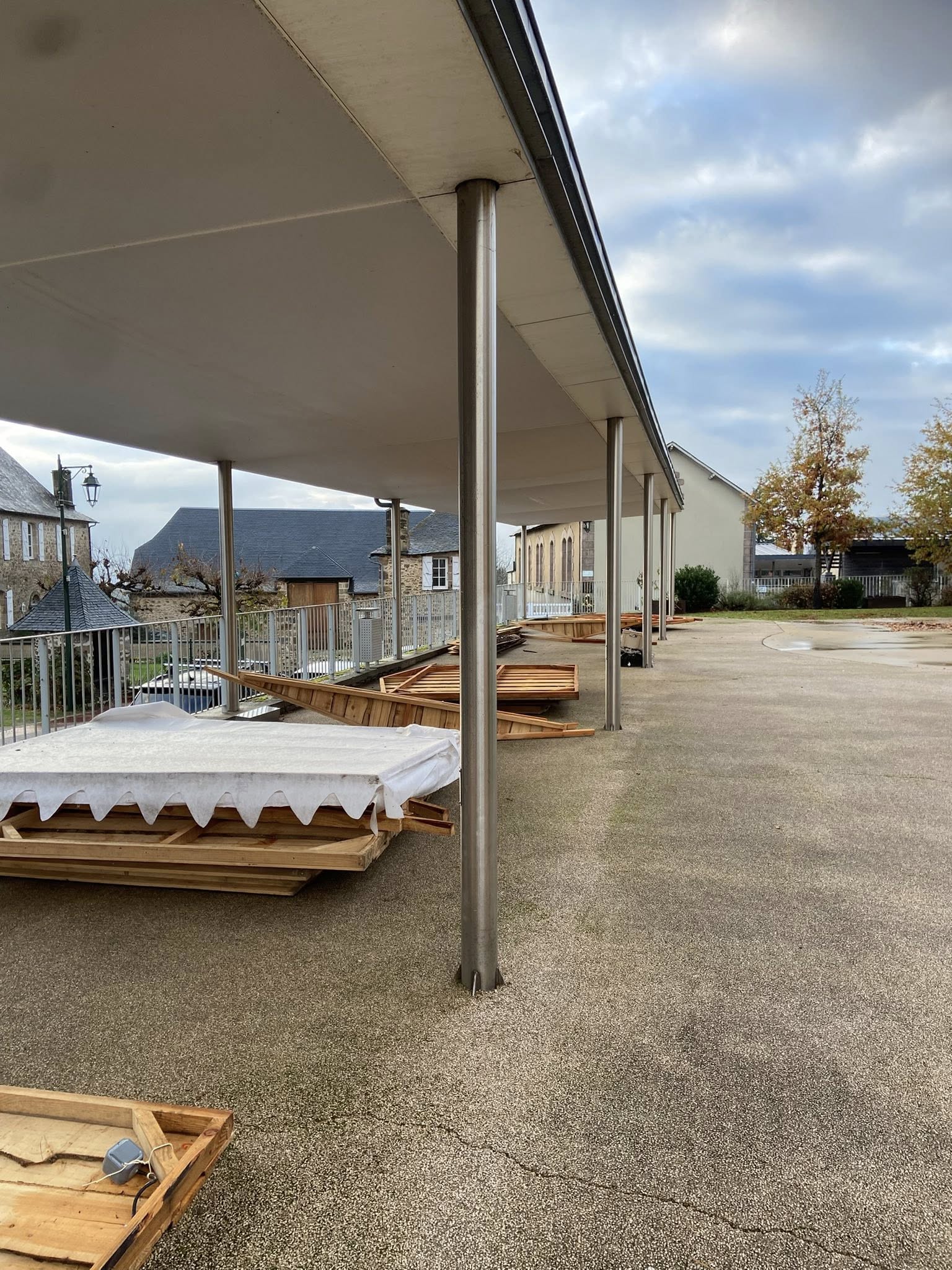 Ce mardi, l'équipe technique a bénéficié du soutien de nombreux bénévoles associatifs pour l'installation des chalets, des comptoirs, des décorations de Noël et des illuminations sur la place de l'église.