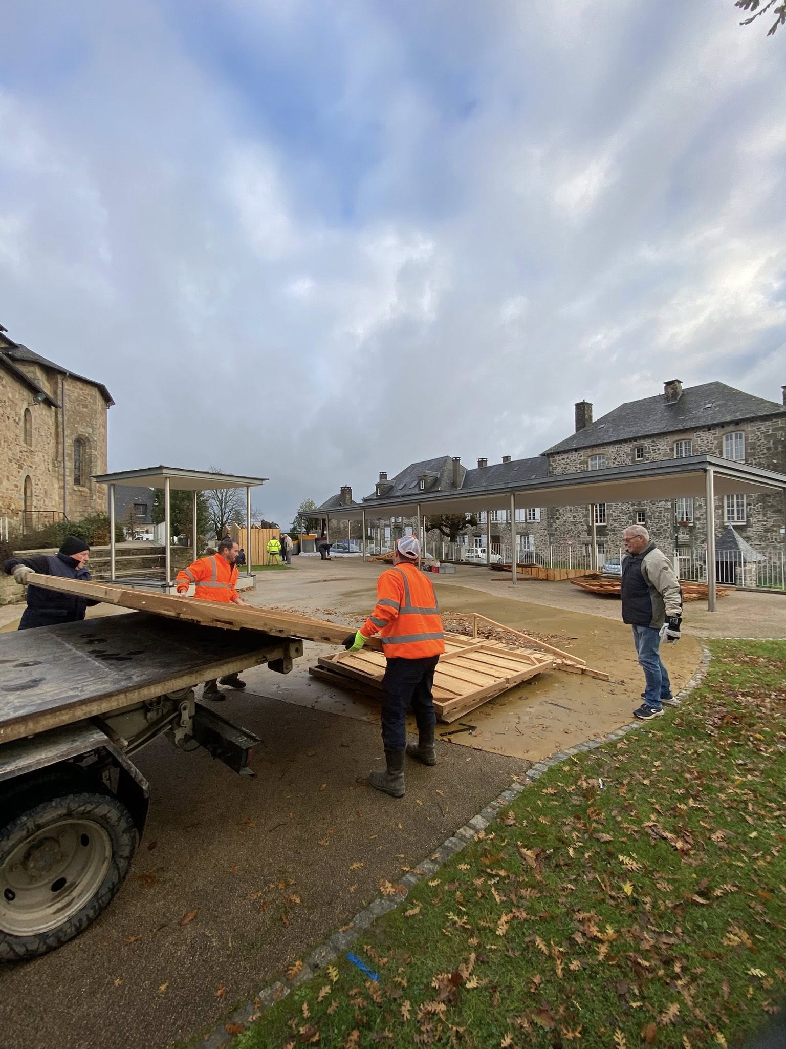 Ce mardi, l'équipe technique a bénéficié du soutien de nombreux bénévoles associatifs pour l'installation des chalets, des comptoirs, des décorations de Noël et des illuminations sur la place de l'église.