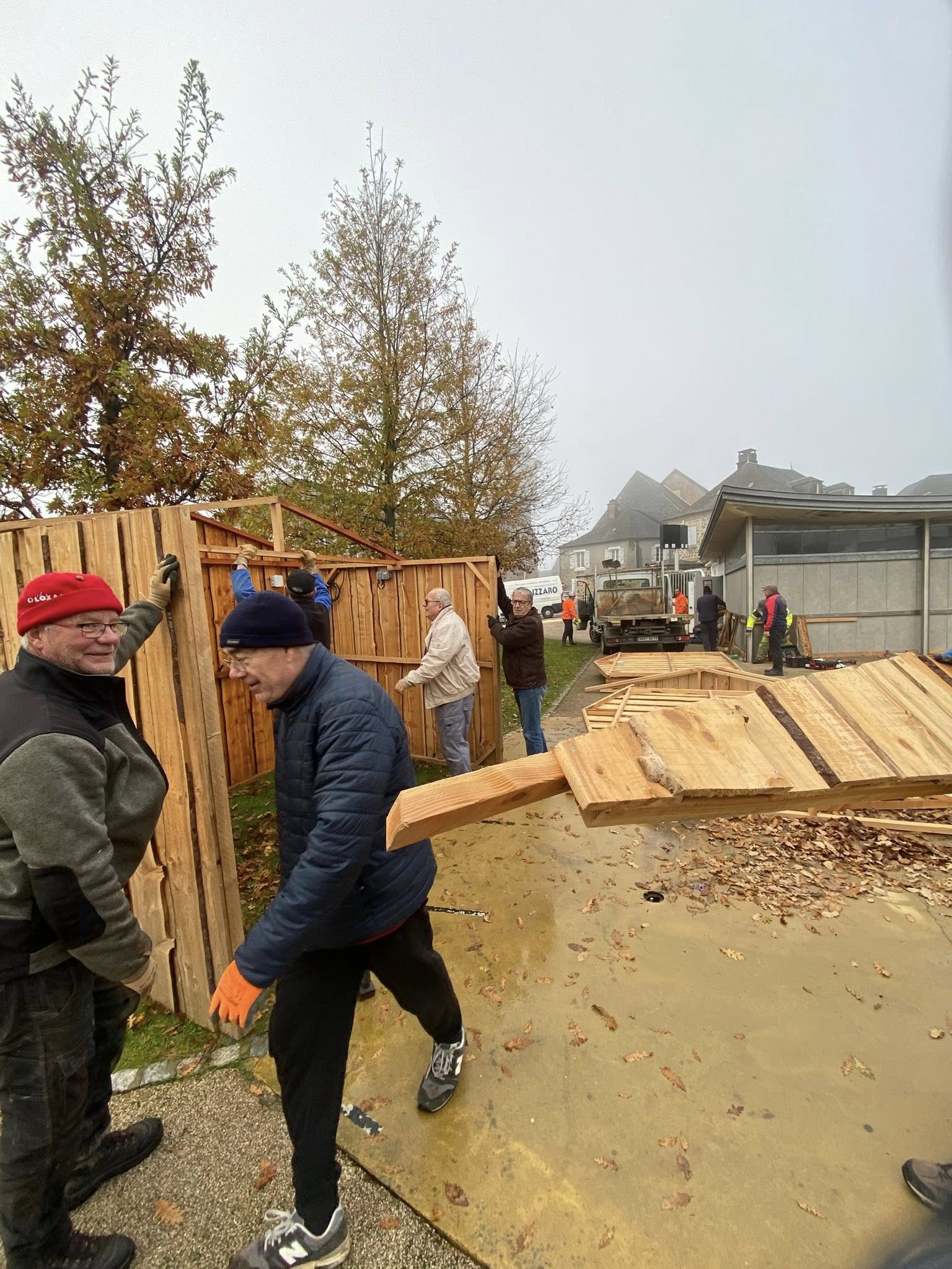 Ce mardi, l'équipe technique a bénéficié du soutien de nombreux bénévoles associatifs pour l'installation des chalets, des comptoirs, des décorations de Noël et des illuminations sur la place de l'église.