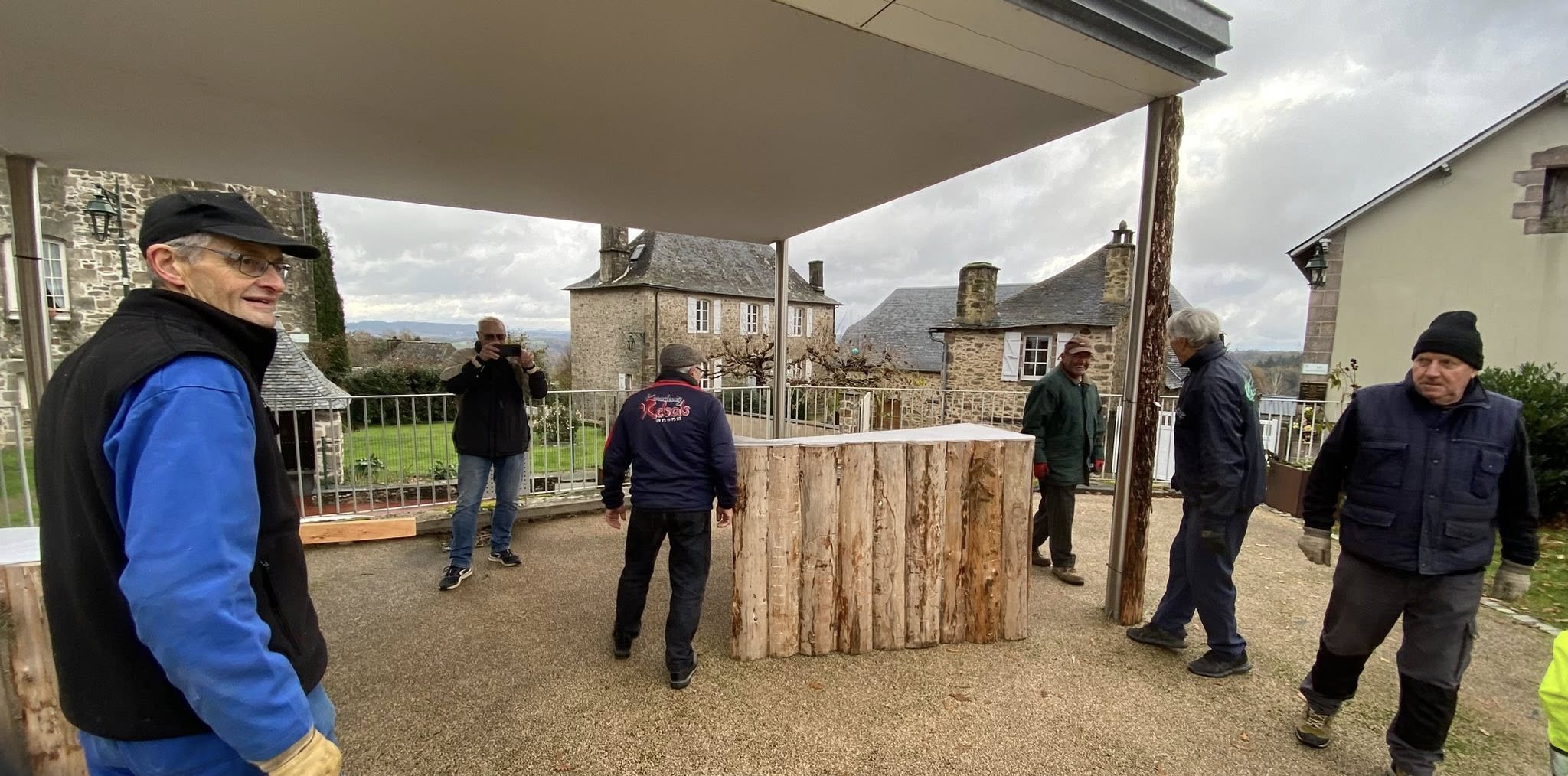 Ce mardi, l'équipe technique a bénéficié du soutien de nombreux bénévoles associatifs pour l'installation des chalets, des comptoirs, des décorations de Noël et des illuminations sur la place de l'église.