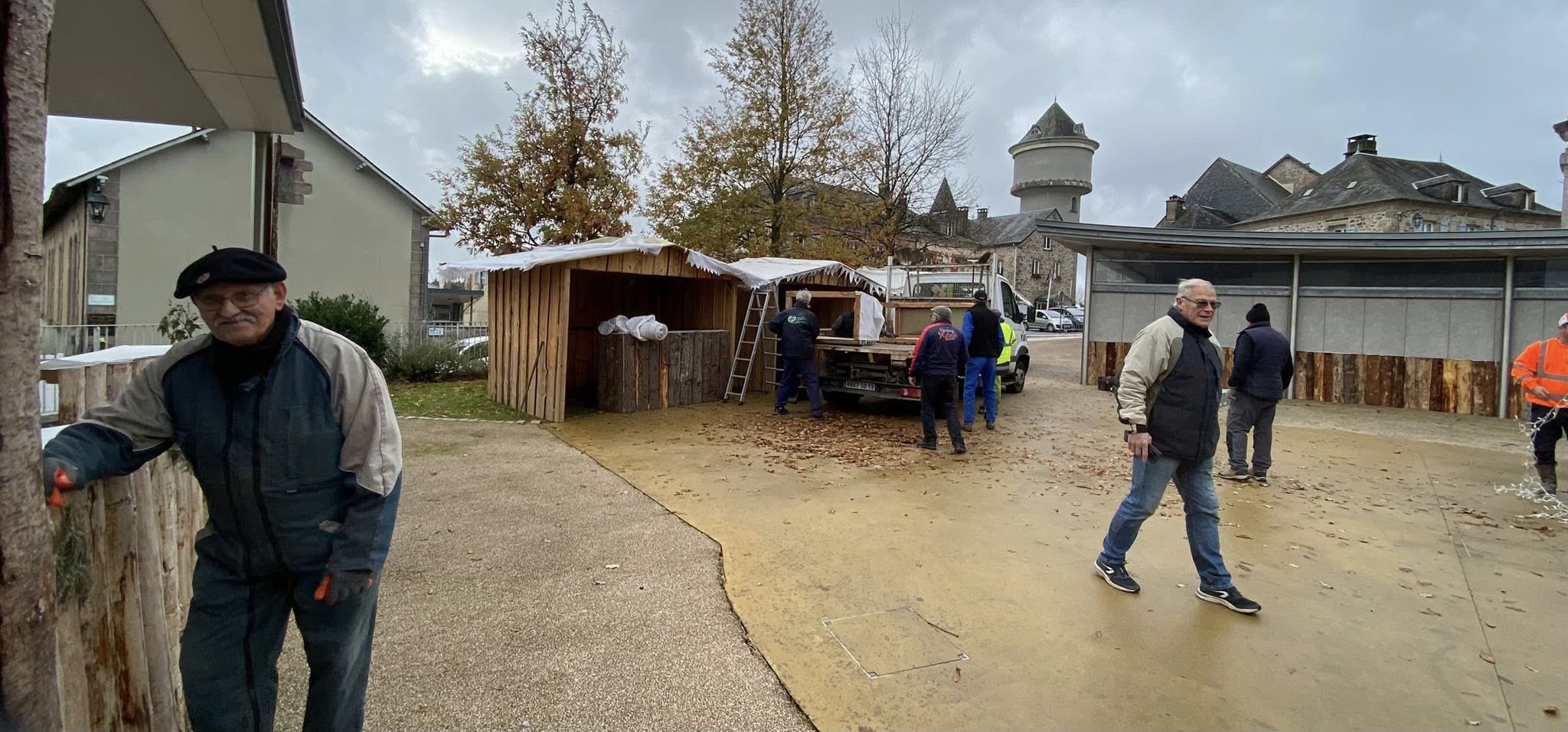 Ce mardi, l'équipe technique a bénéficié du soutien de nombreux bénévoles associatifs pour l'installation des chalets, des comptoirs, des décorations de Noël et des illuminations sur la place de l'église.