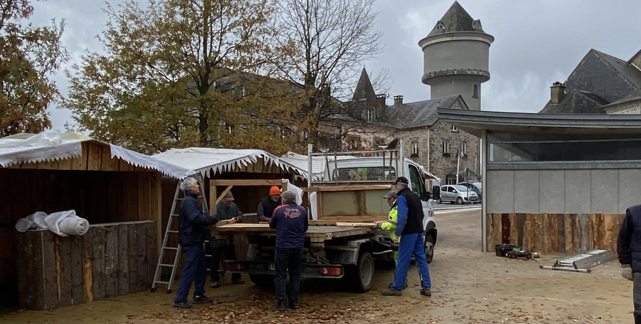 Ce mardi, l'équipe technique a bénéficié du soutien de nombreux bénévoles associatifs pour l'installation des chalets, des comptoirs, des décorations de Noël et des illuminations sur la place de l'église.