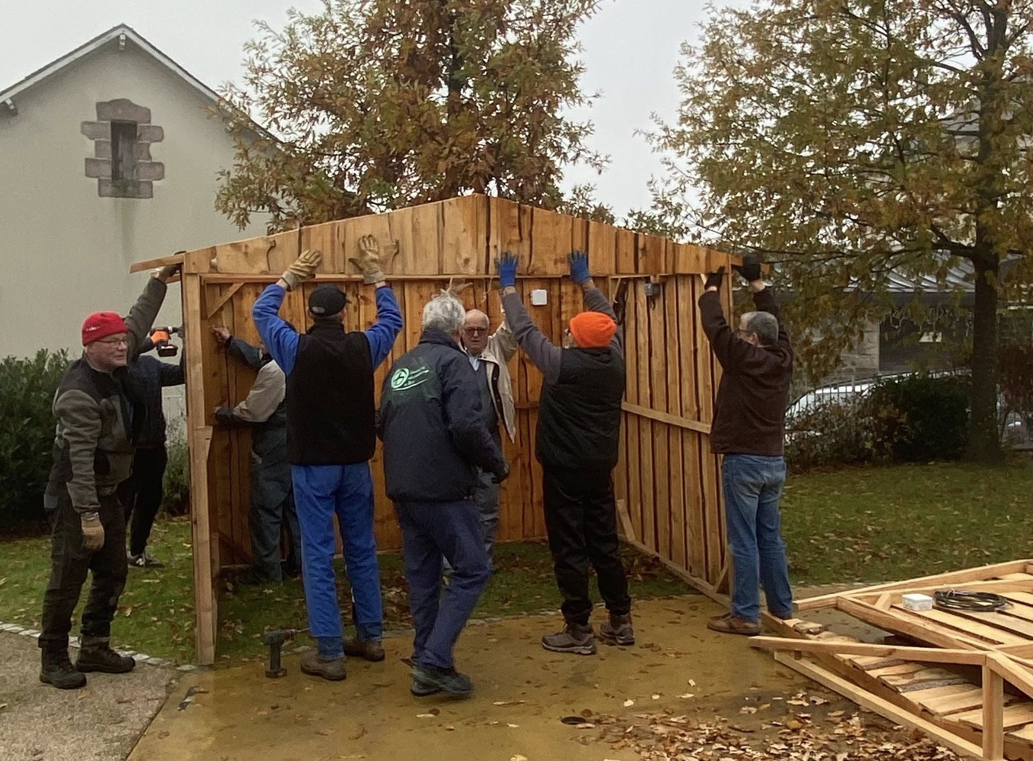 Ce mardi, l'équipe technique a bénéficié du soutien de nombreux bénévoles associatifs pour l'installation des chalets, des comptoirs, des décorations de Noël et des illuminations sur la place de l'église.