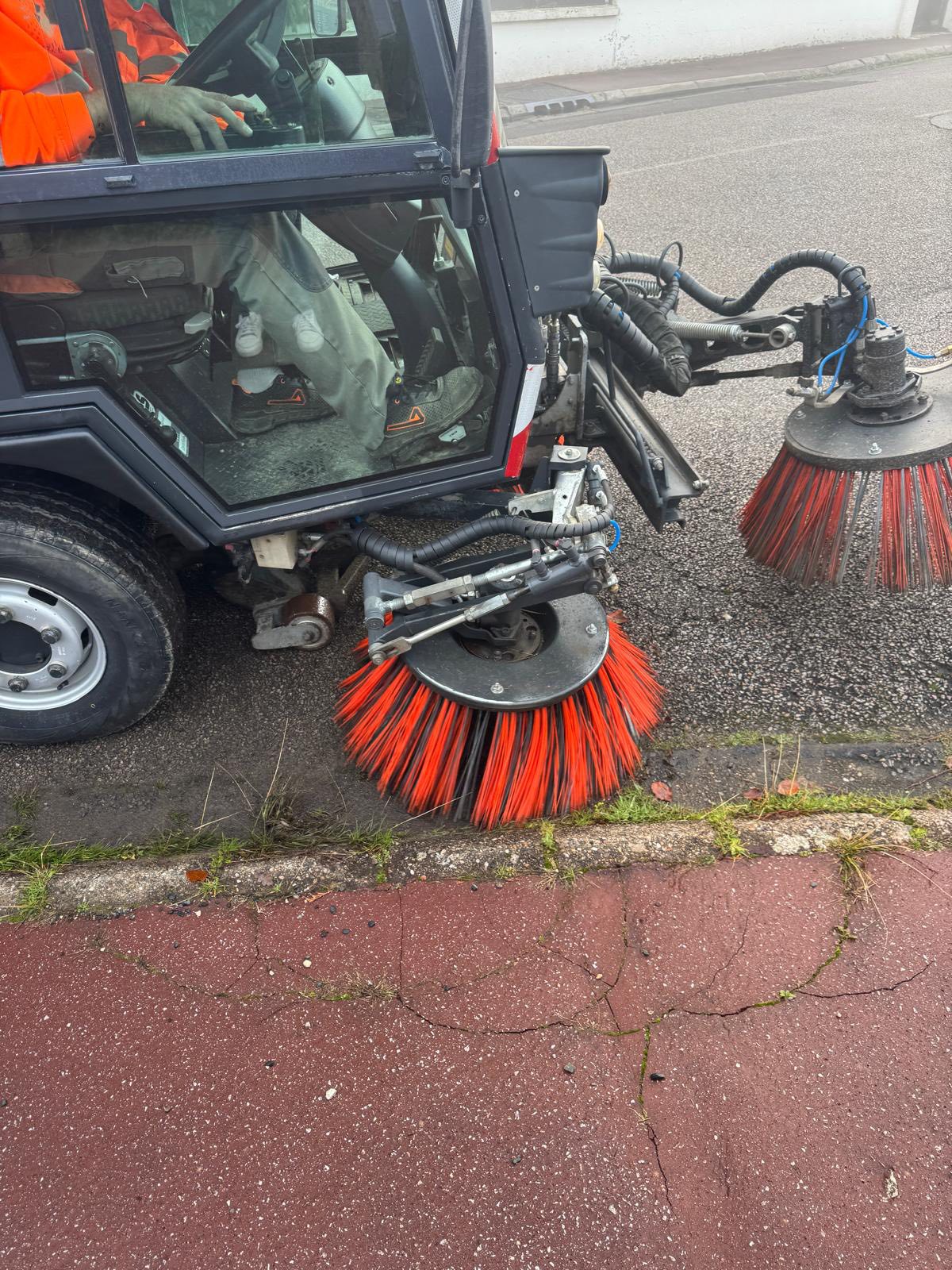 La commune de Sainte-Fereole s’est dotée d’une balayeuse de voirie. Cette balayeuse permettra également le désherbage au niveau des bordures, caniveaux et trottoirs.