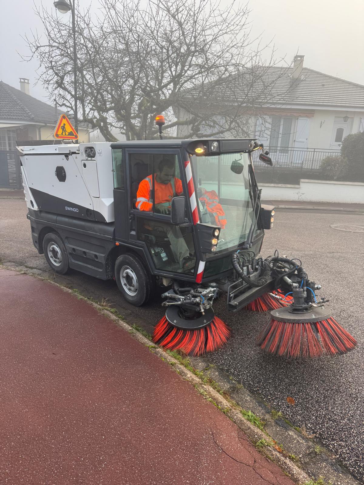 La commune de Sainte-Fereole s’est dotée d’une balayeuse de voirie. Cette balayeuse permettra également le désherbage au niveau des bordures, caniveaux et trottoirs.