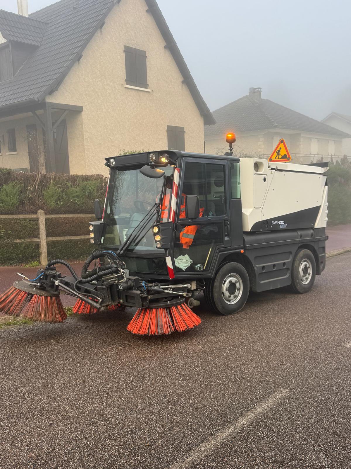 La commune de Sainte-Fereole s’est dotée d’une balayeuse de voirie. Cette balayeuse permettra également le désherbage au niveau des bordures, caniveaux et trottoirs.
