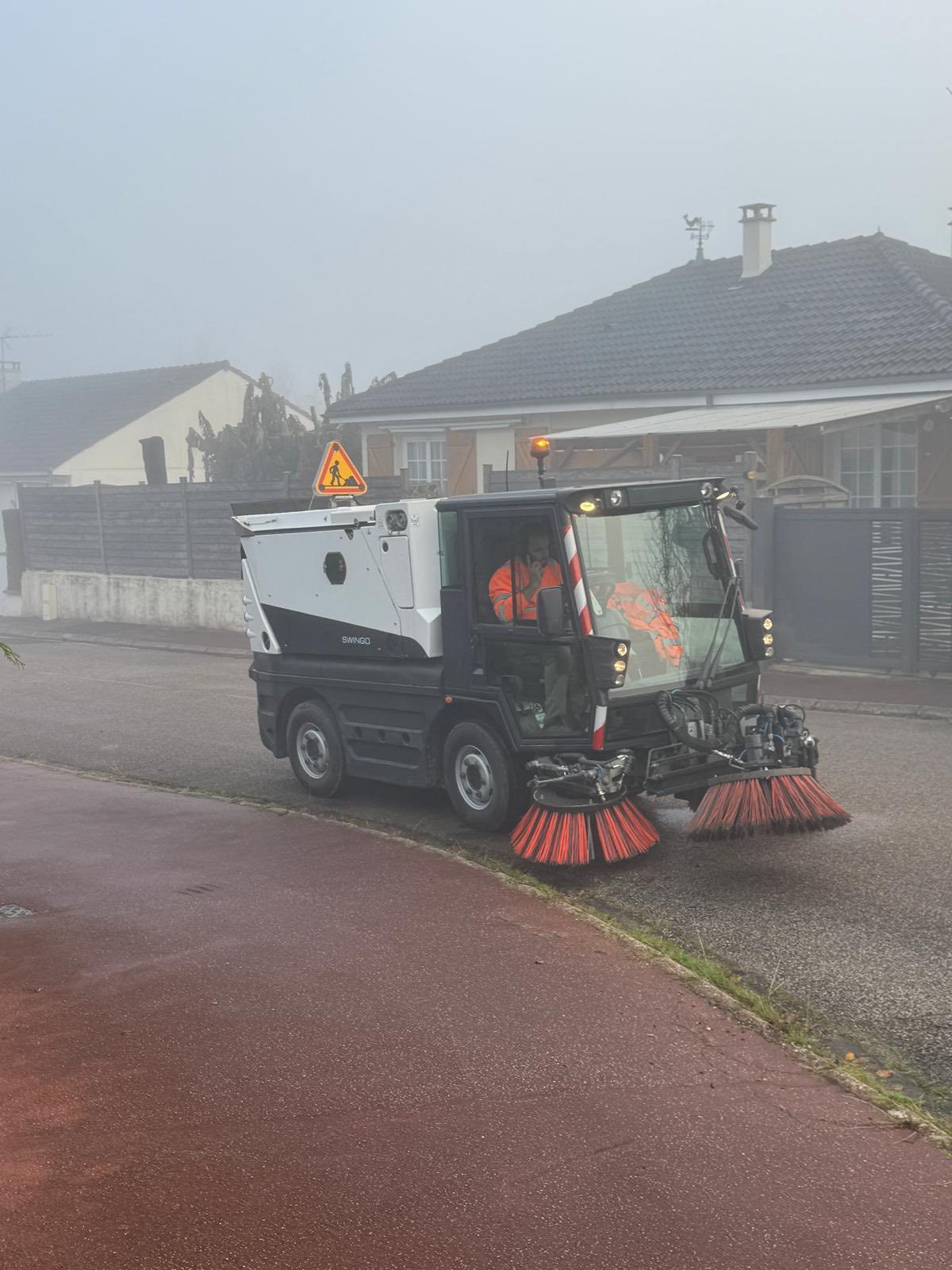 La commune de Sainte-Fereole s’est dotée d’une balayeuse de voirie. Cette balayeuse permettra également le désherbage au niveau des bordures, caniveaux et trottoirs.