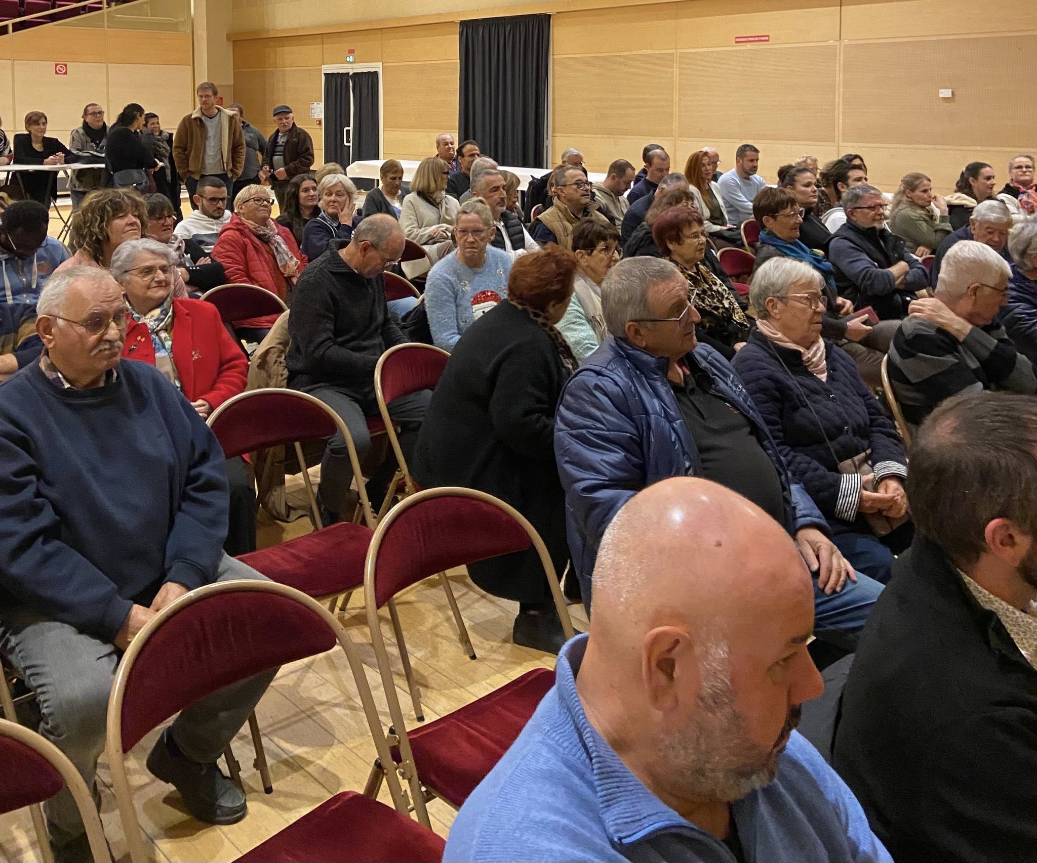 Ce samedi 29 novembre, Brigitte Ouffaure, la présidente, le bureau et les représentants des 18 associations participantes à l’accompagnement festif des Marchés des producteurs de pays de Sainte-Féréole étaient réunis en présence de Henri Soulier et de nombreux élus municipaux pour un moment toujours aussi convivial depuis 25 ans !